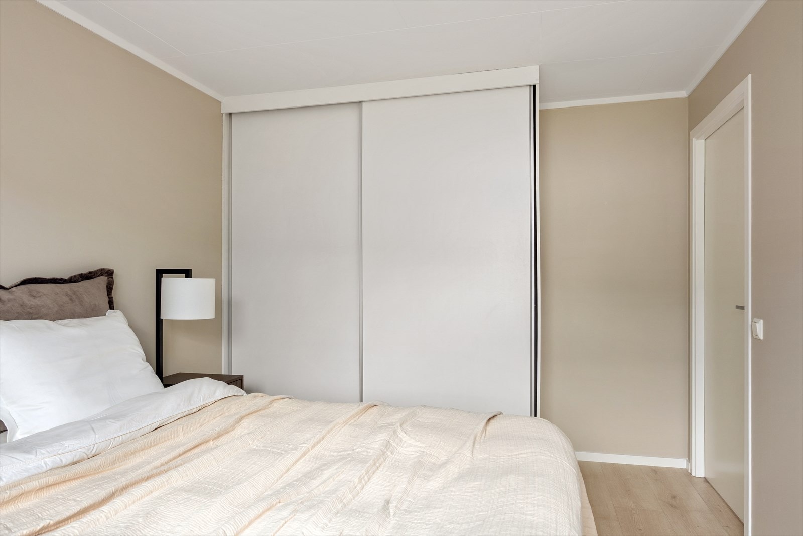 Også dette har skyvedørsgarderobe Galleribilde