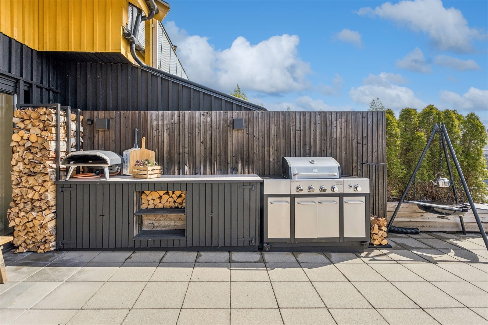 Utekjøkken med god arbeidsbenk og plass til grill gjør terrassen komplett for sommerdager. Galleribilde