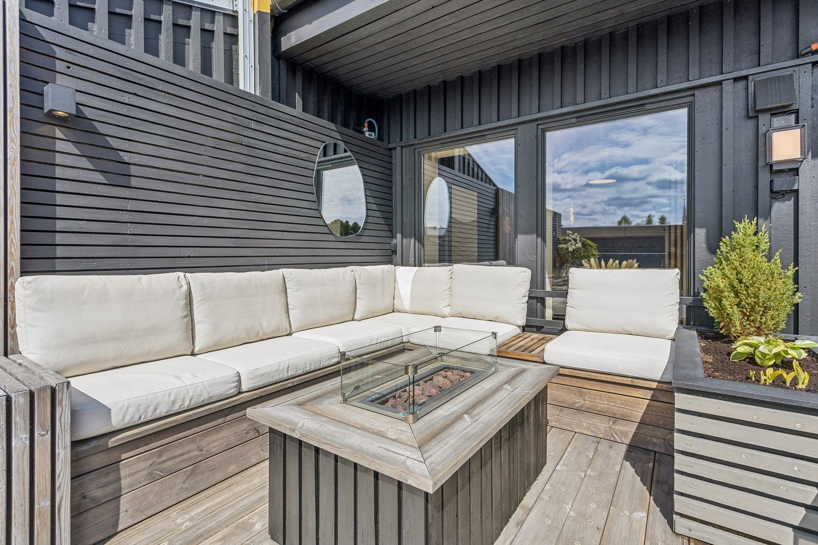 En lun og skjermet krok på terrassen, perfekt for en sofagruppe. Galleribilde