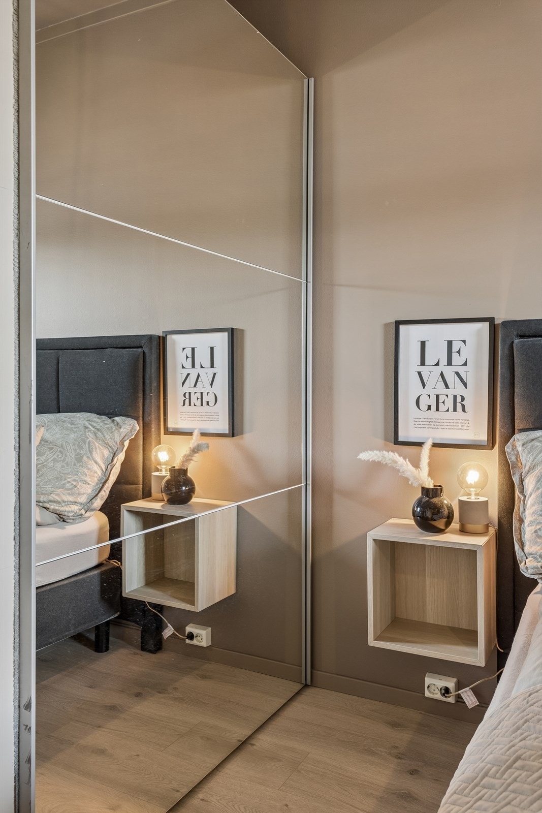 Skyvedørsgarderobe med speilfronter gir rikelig med oppbevaring og en god romfølelse. Galleribilde