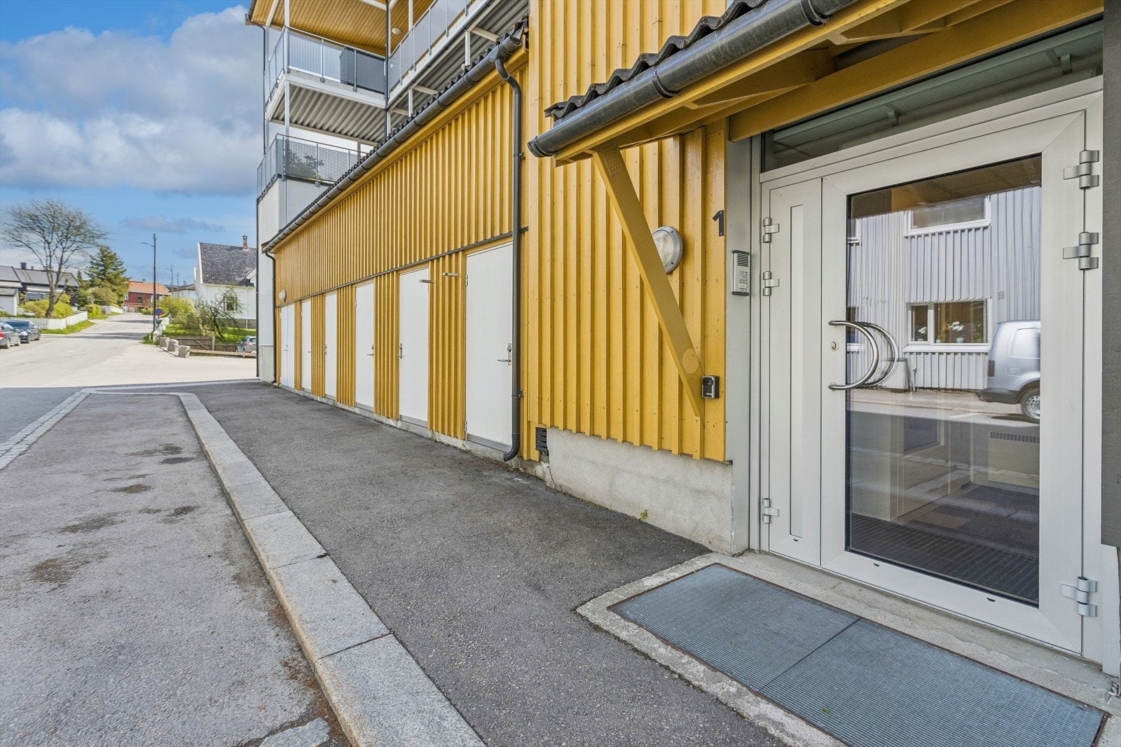 Felles inngangsparti i 1. etasje med adkomst via trapp eller heis. Galleribilde