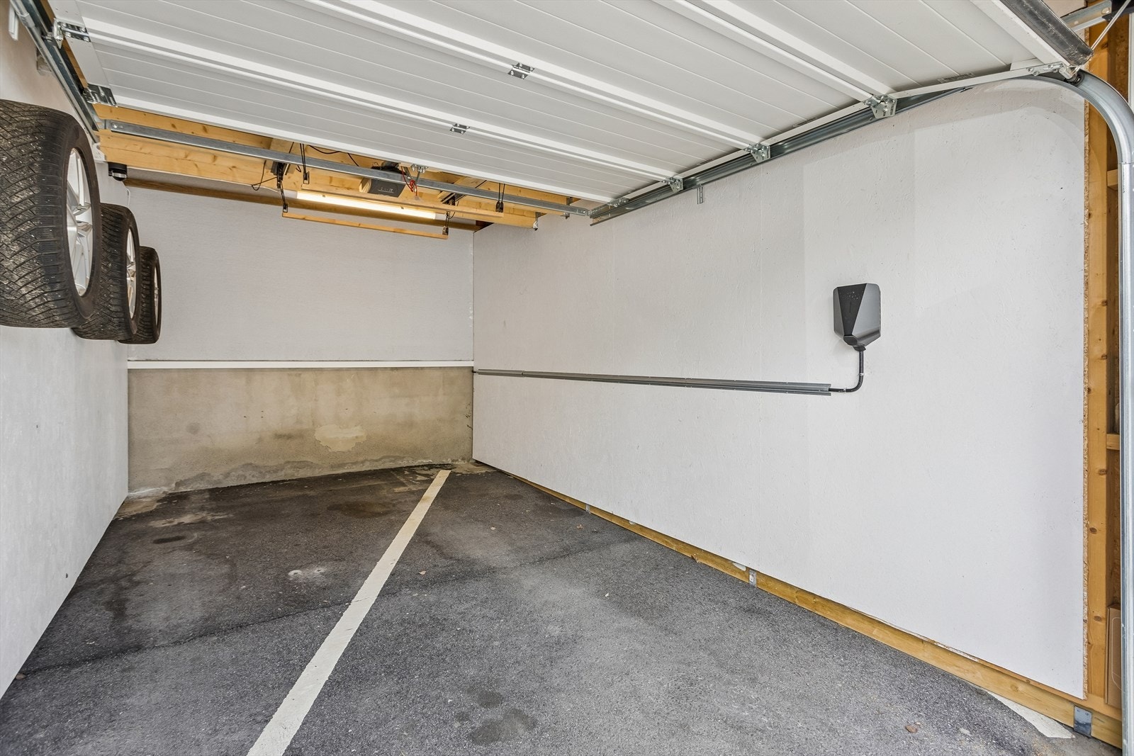 Garasjeplass i felles anlegg i bygningens 1. etasje. Her er det elbillader og eldrevet leddheisport. Galleribilde