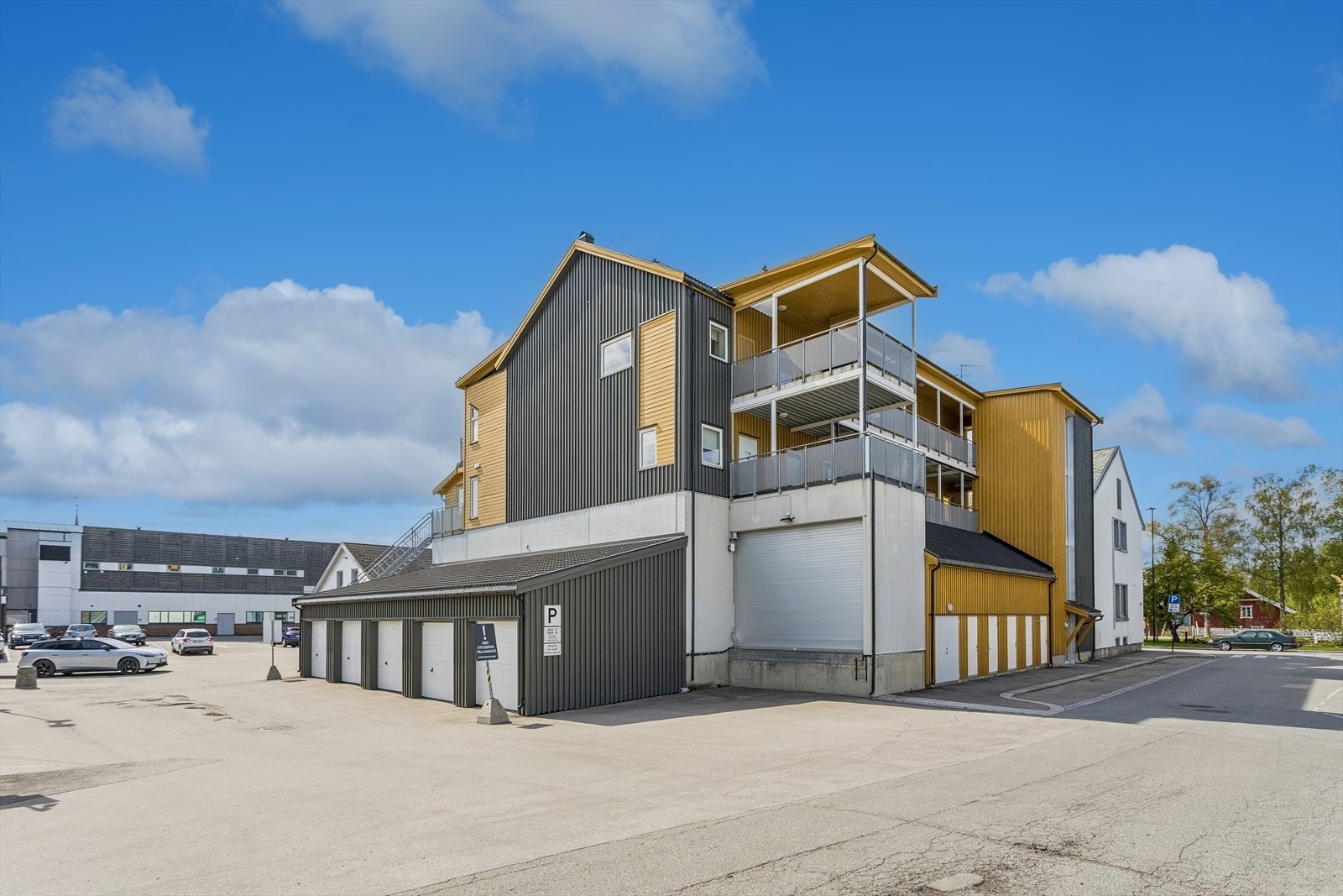 Bygget er fra 2007 og består av fem boligseksjoner og én næringsseksjon. Leiligheten disponerer en garasjeplass. Galleribilde
