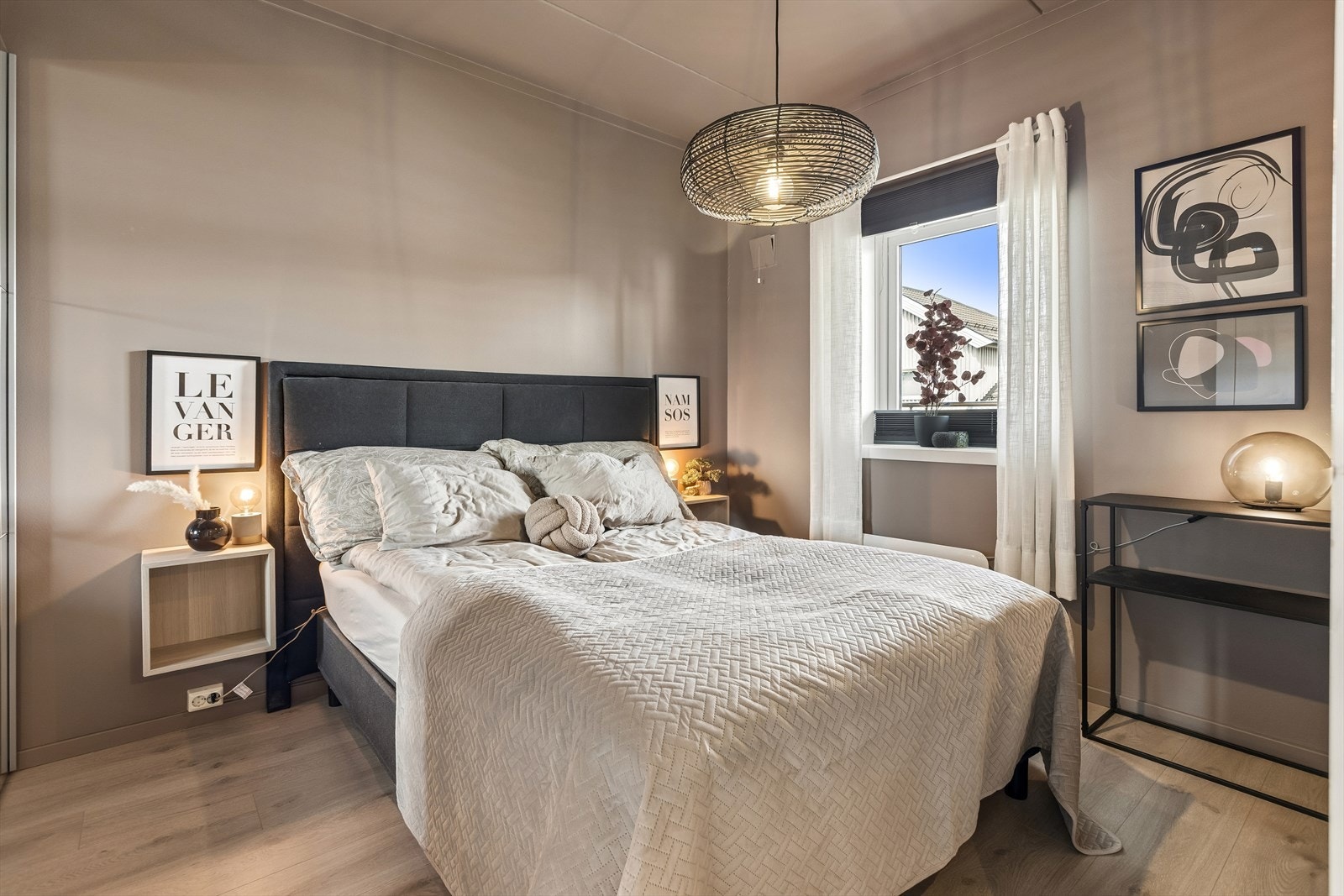 Leiligheten har to soverom. Dette rommet har god plass til dobbeltseng og garderobeløsning. Galleribilde