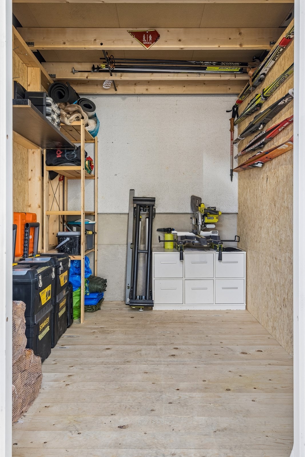 I tillegg til innvendig bod medfølger en utvendig sportsbod på 5 m² i 1. etasje. Galleribilde