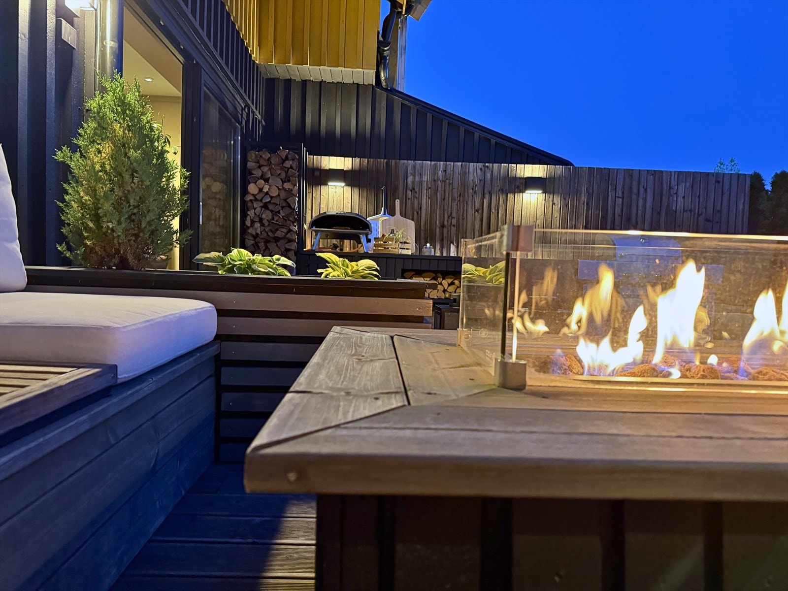 Terrassen gir et påkostet inntrykk og har flere lune soner. Selgers eget bilde. Galleribilde
