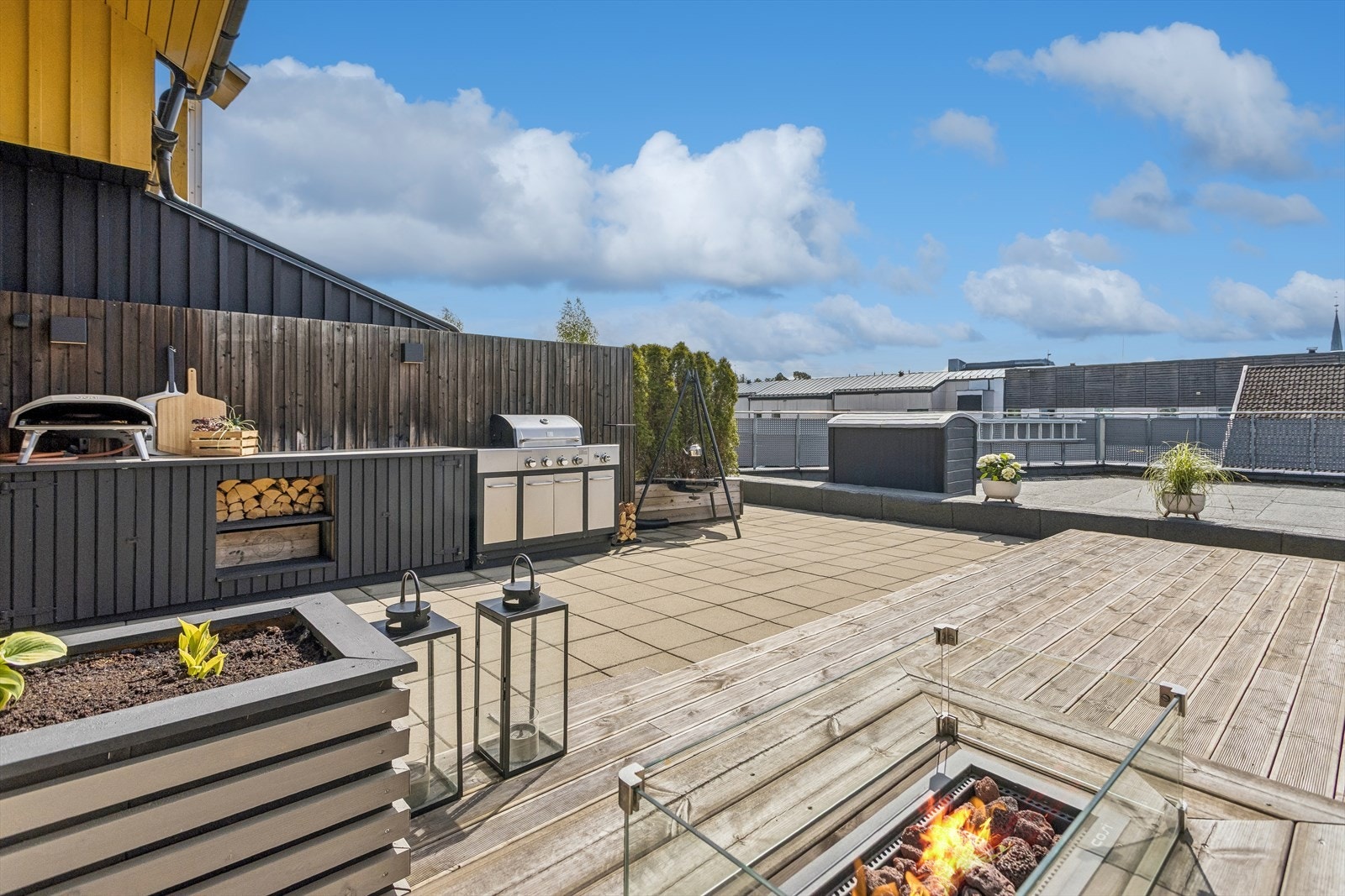 Her er det god plass til å skape ulike soner for grilling, soling og sosiale sammenkomster. Galleribilde