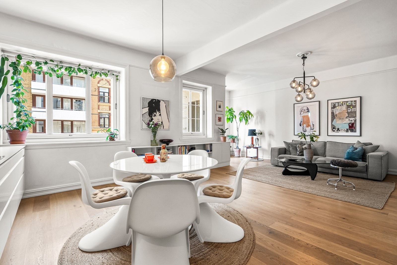 Store vindusflater og plassbygget hylleløsning under vinduet. Galleribilde
