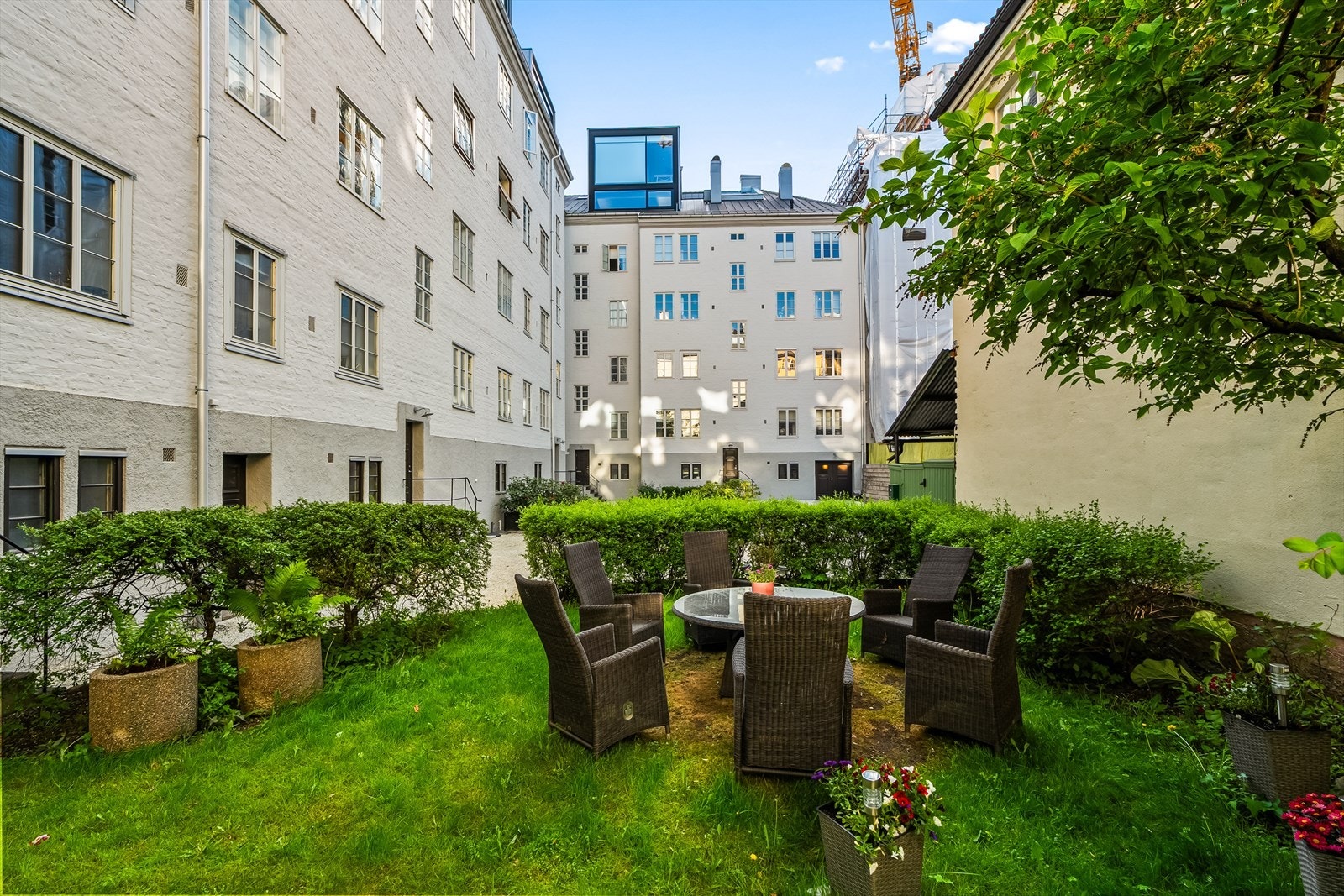 Frodig hageområde med sittegrupper. Galleribilde
