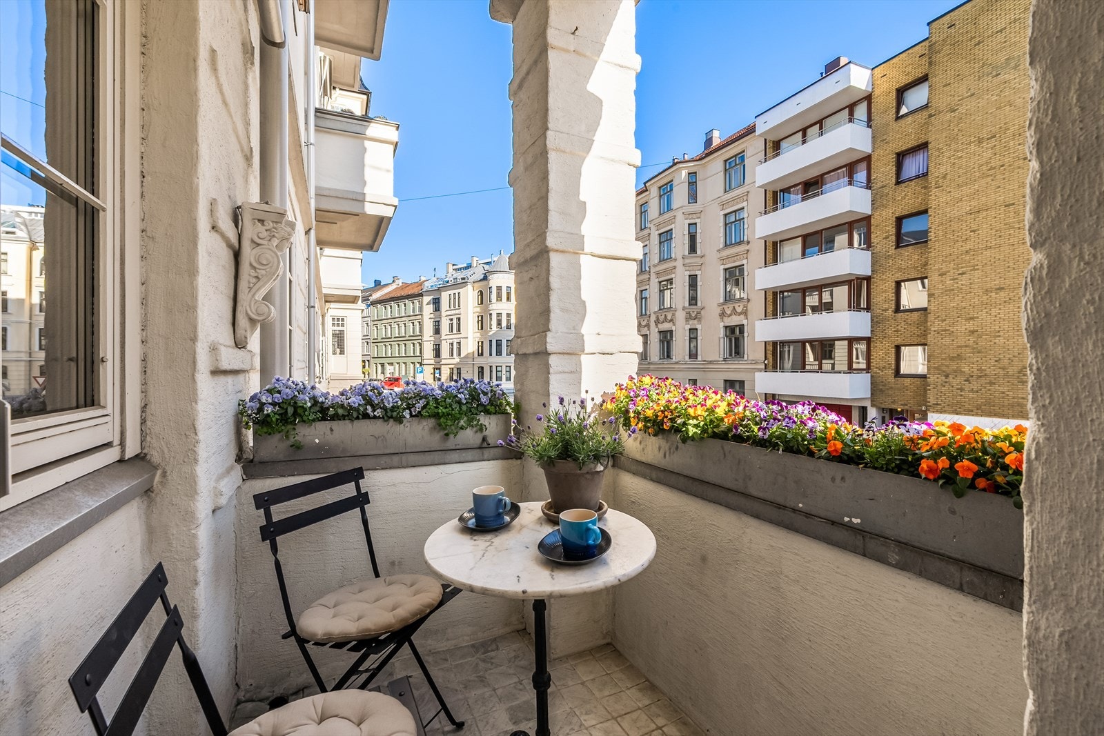 Overbygget balkong på ca. 2 m² med plass til bord og stoler. Galleribilde