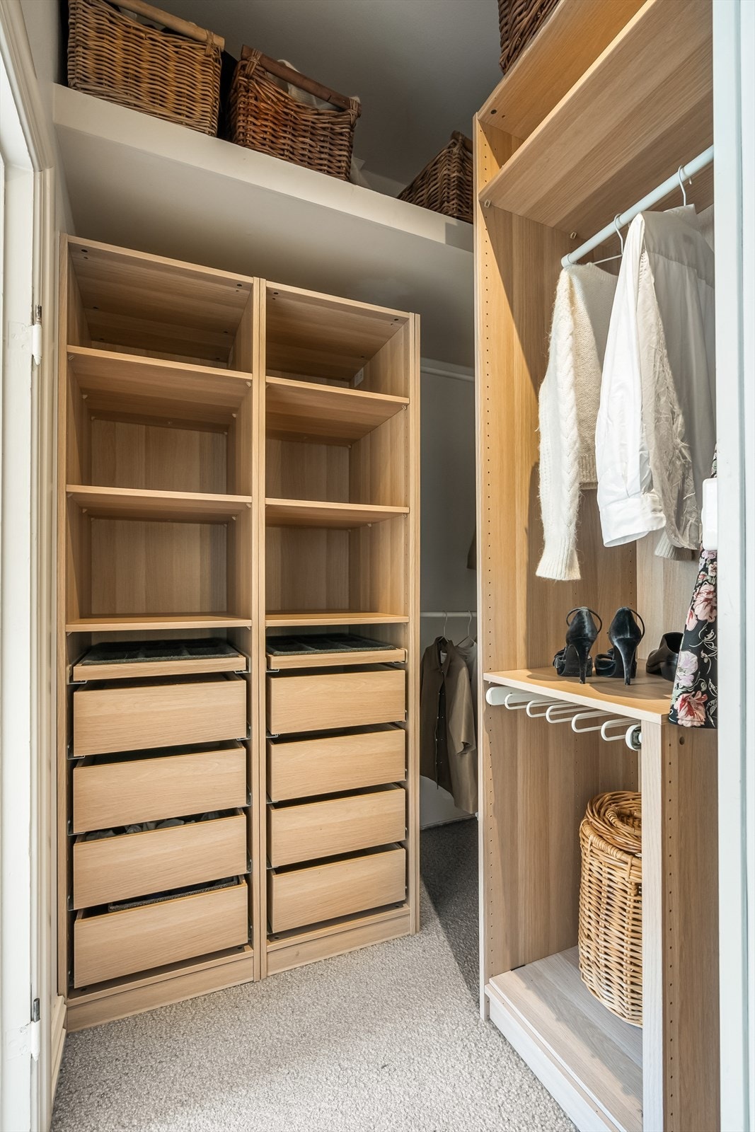 Praktisk walk-in med åpen garderobeinnredning bestående av hyller, skuffer og heng. Gode oppbevaringsmuligheter. Galleribilde