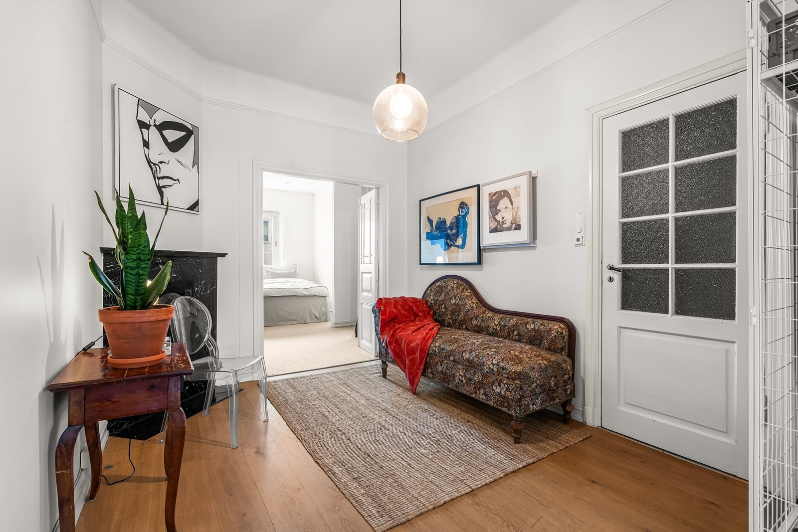 Innbydende entré og gang med god plass til å sette fra seg sko og henge fra seg yttertøy. Galleribilde