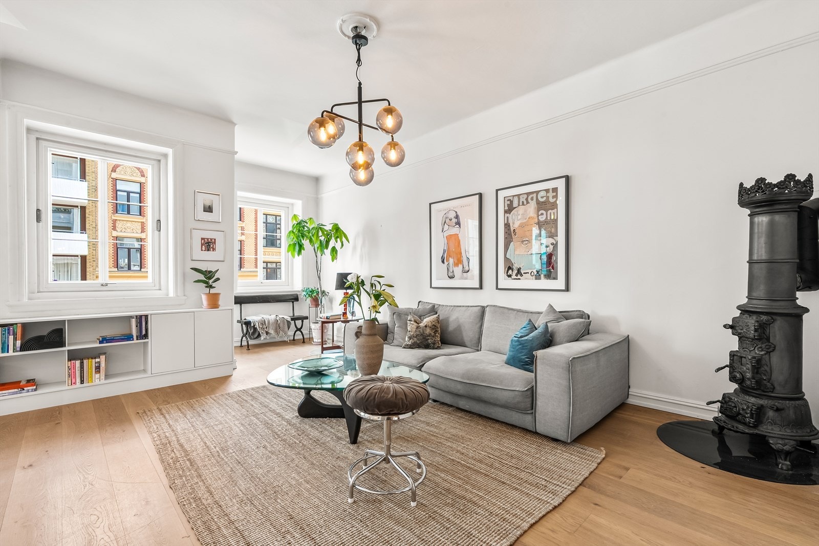 Stor og lys stue med karnapp med utgang til balkongen og god plass til kontorplass. God plass til sittegruppe og mulighet for ekstra soverom (se alternativ planløsning). Galleribilde