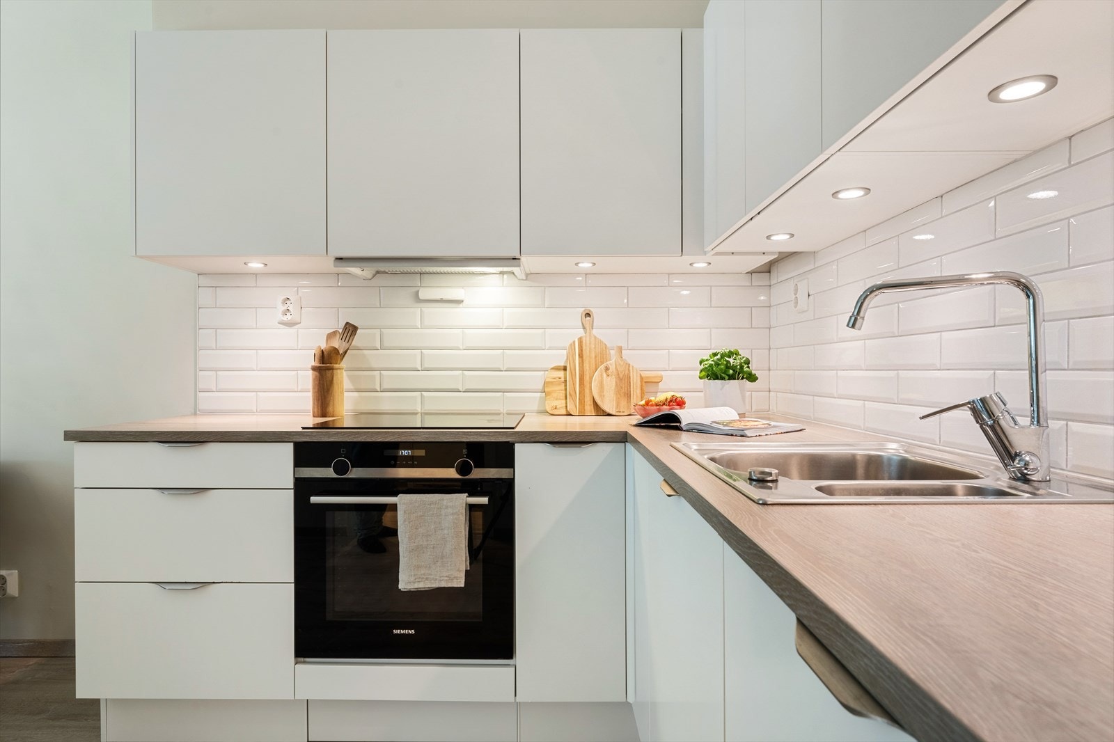 - Downlights under overskap sørger for optimale arbeidsforhold for kokken - Galleribilde