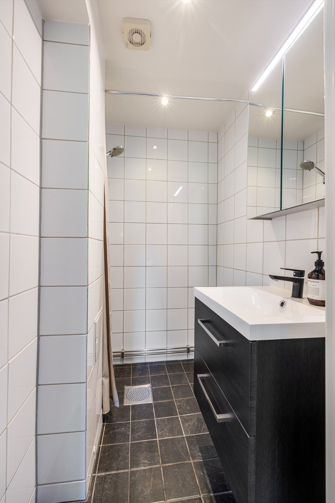 Pent flislagt bad med downlights og underliggende gulvvarme. Galleribilde