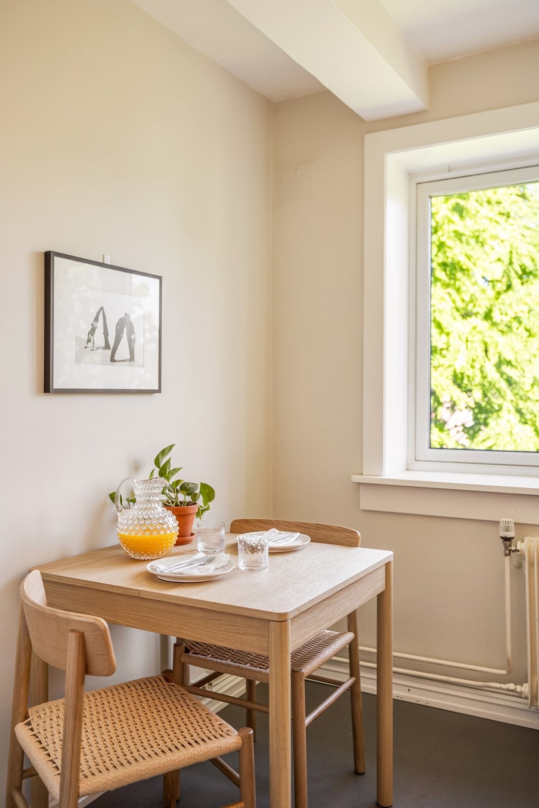 På kjøkkenet er det plass til et trivelig frokostbord. Galleribilde