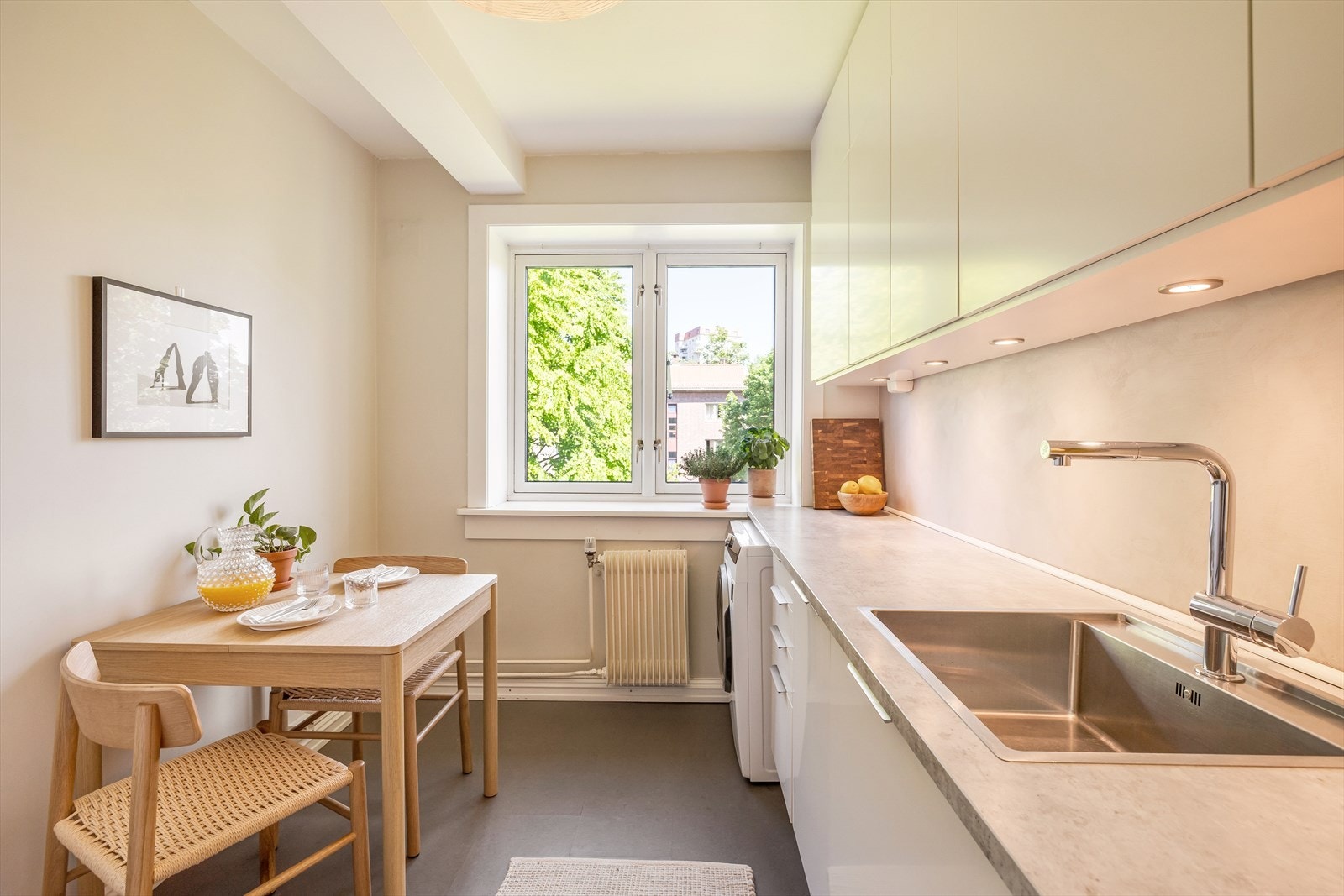 Pent og praktisk HTH-kjøkken fra 2017 med en god kombinasjon av skap- og benkeplass. Galleribilde