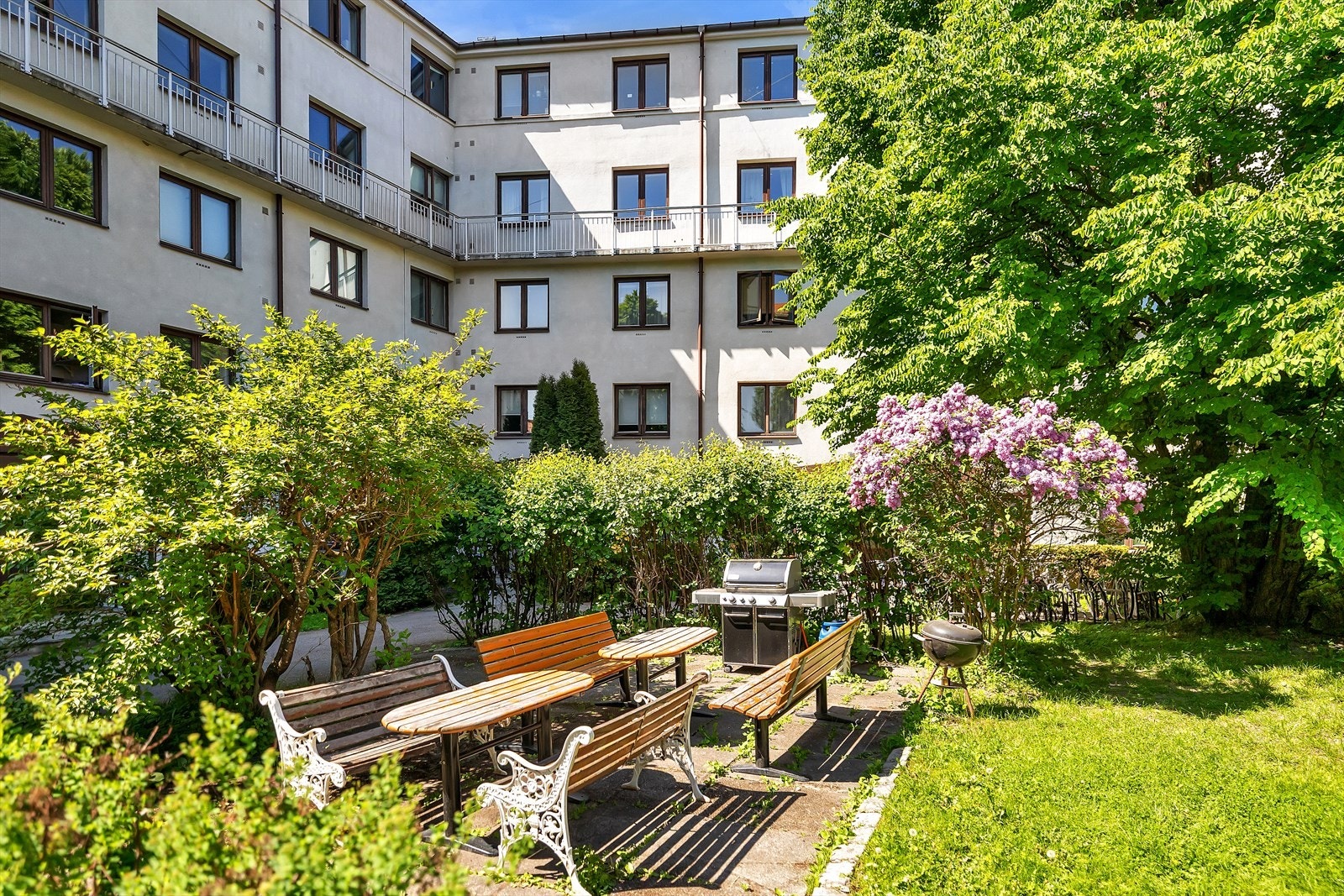Utenfor finner du en herlig felles uteplass med grill og sittegrupper. Galleribilde