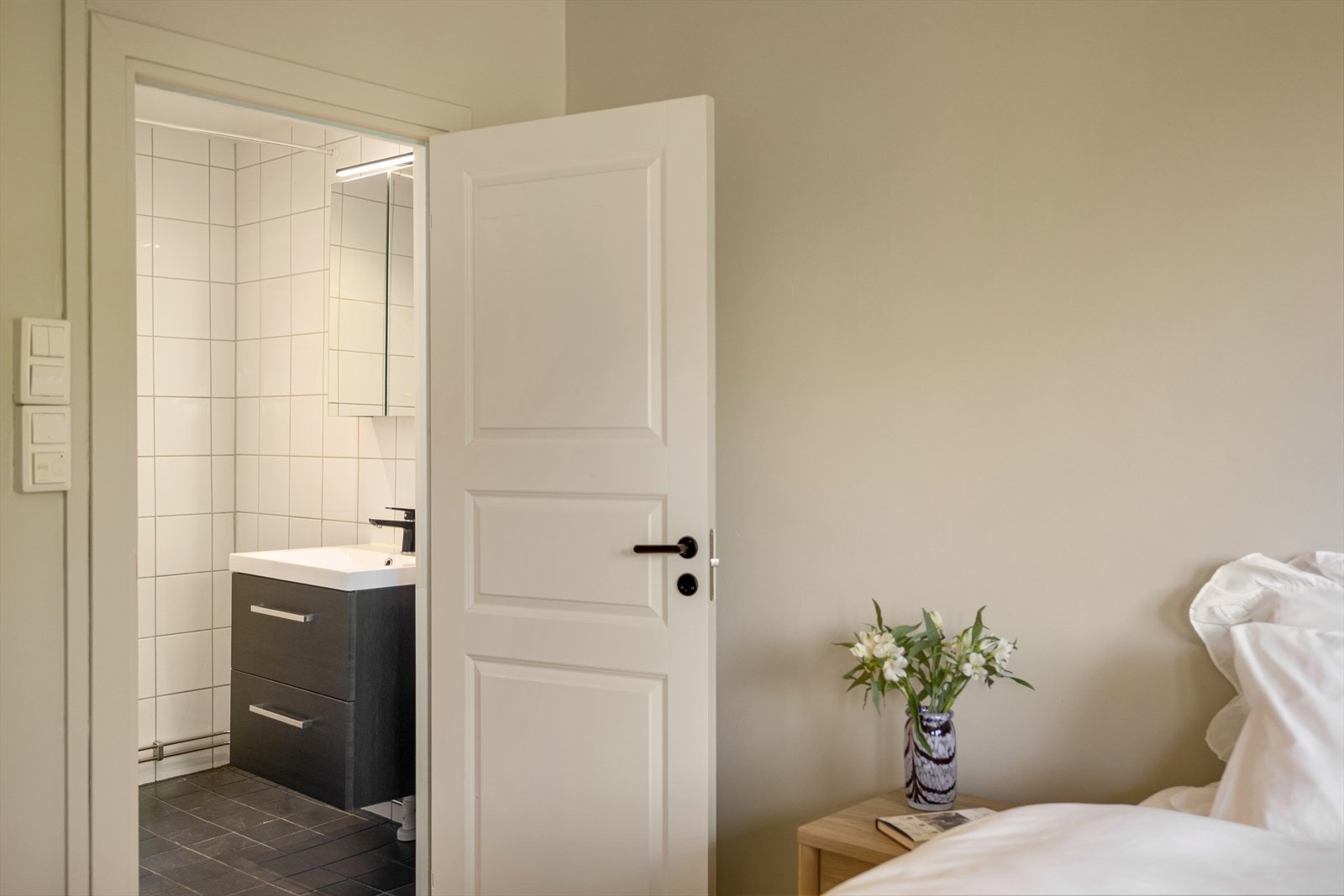 Direkte adkomst til badet fra soverommet. Galleribilde