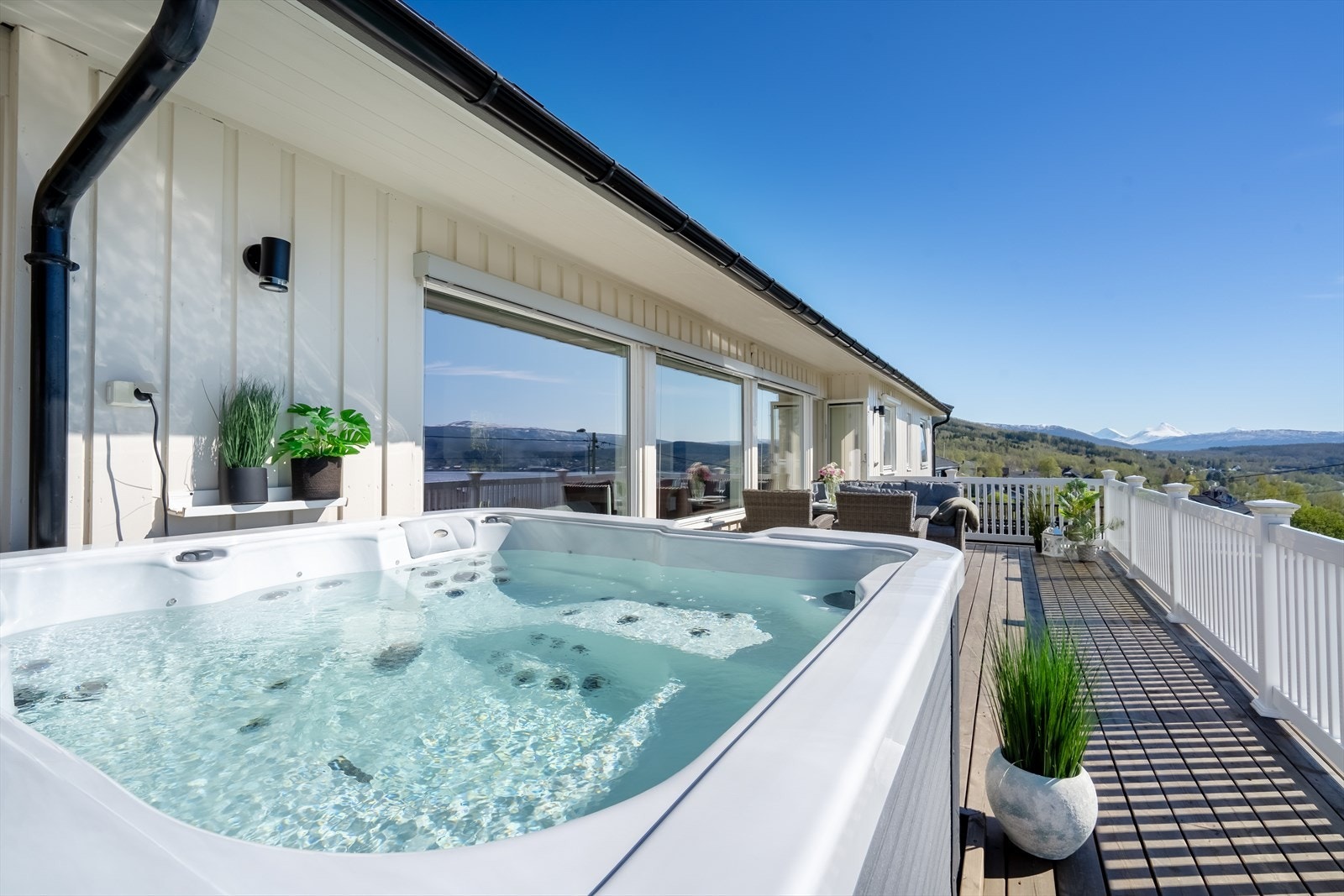 Jacuzzi bidrar til å løfte uteopplevelsen ytterligere, og gjør dette til et perfekt sted for avslapning gjennom store deler av året! Galleribilde