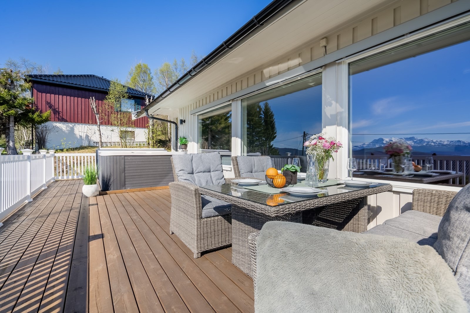 Terrassen er et naturlig høydepunkt ved eiendommen med flott utsikt, svært gode solforhold og rikelig plass til utemøbler, grill og sosiale sammenkomster. Galleribilde