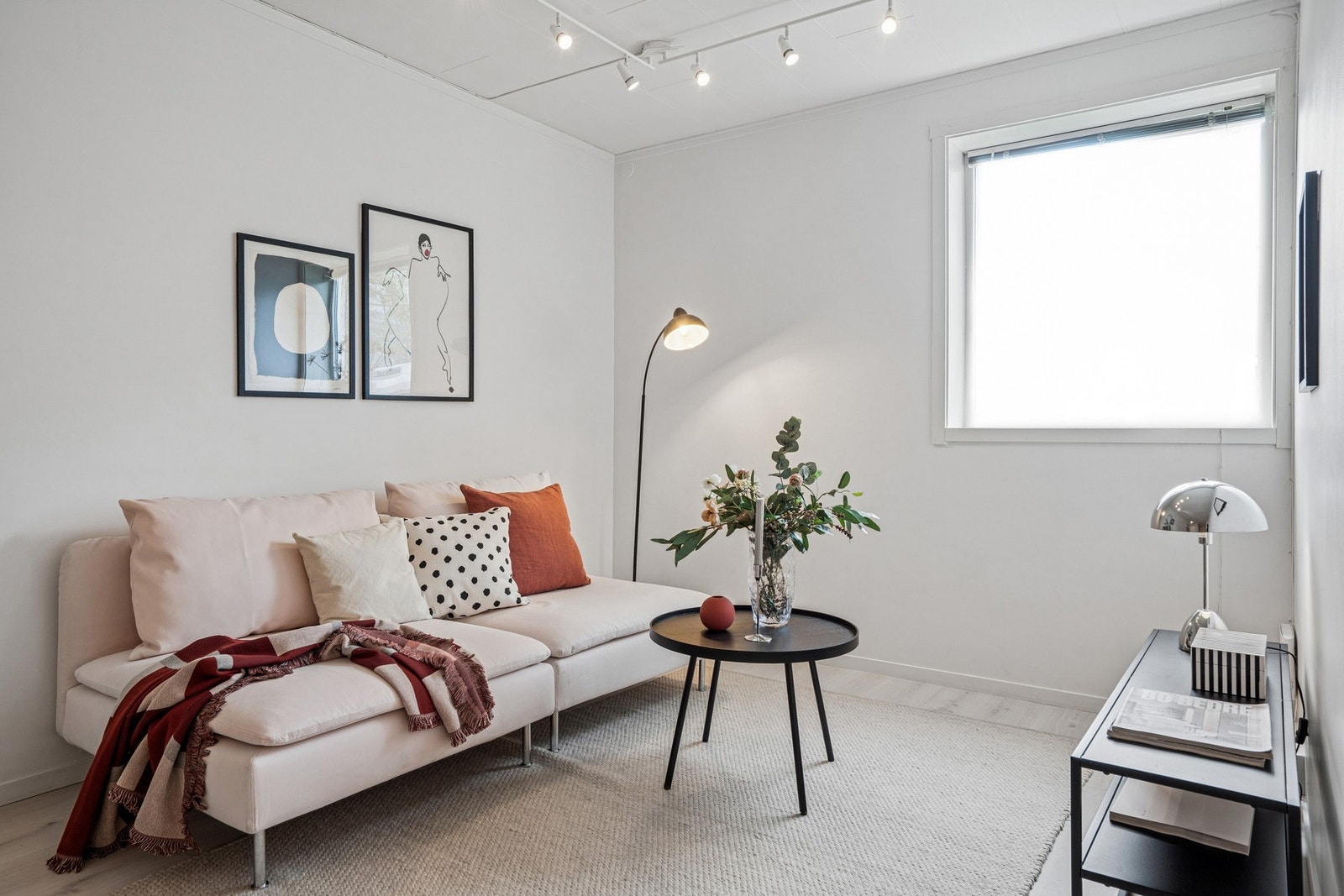 Vinduet i stuen slipper inn godt med dagslys. Galleribilde