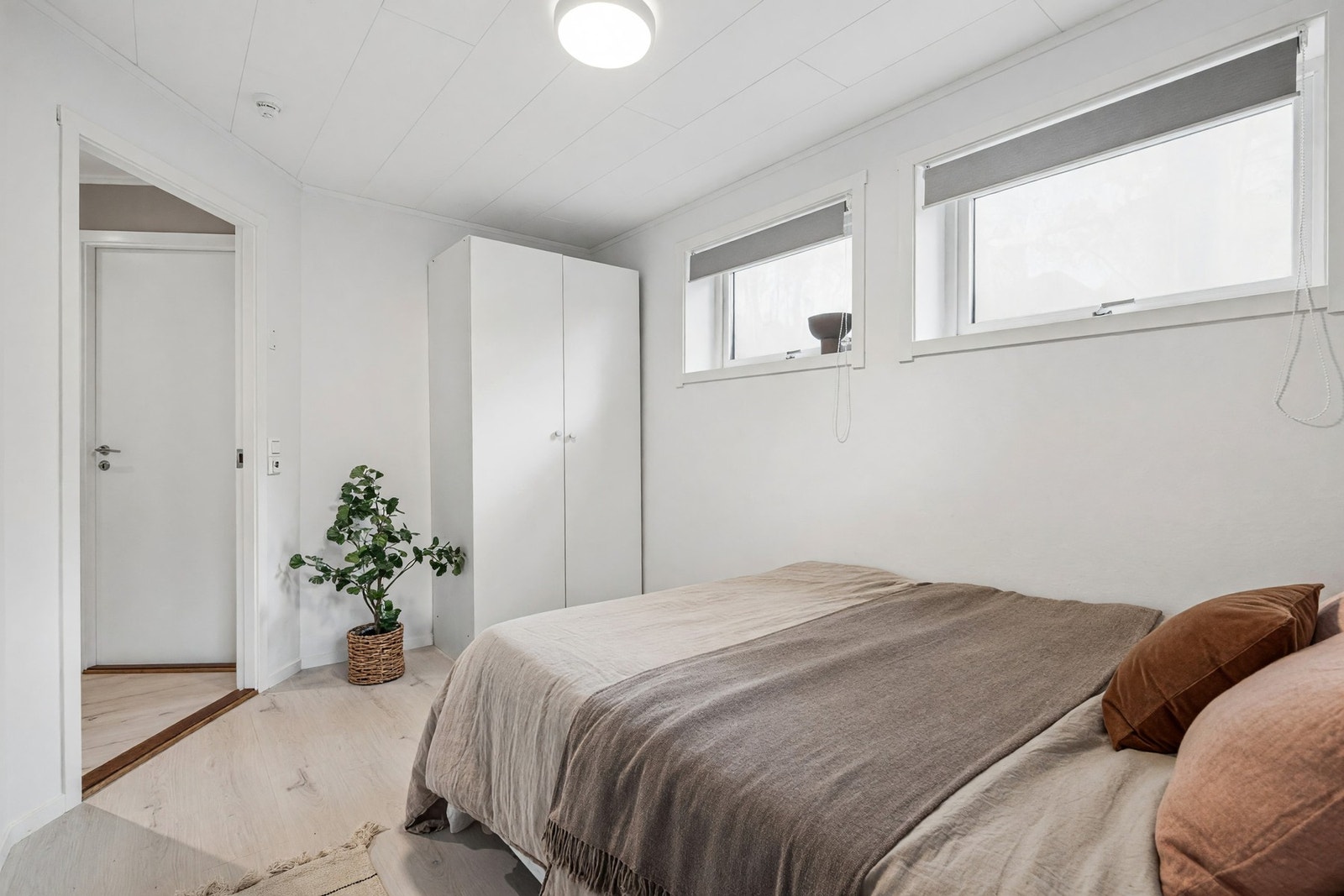Hovedsoverommet har plass til dobbeltseng og garderobeløsning. Galleribilde