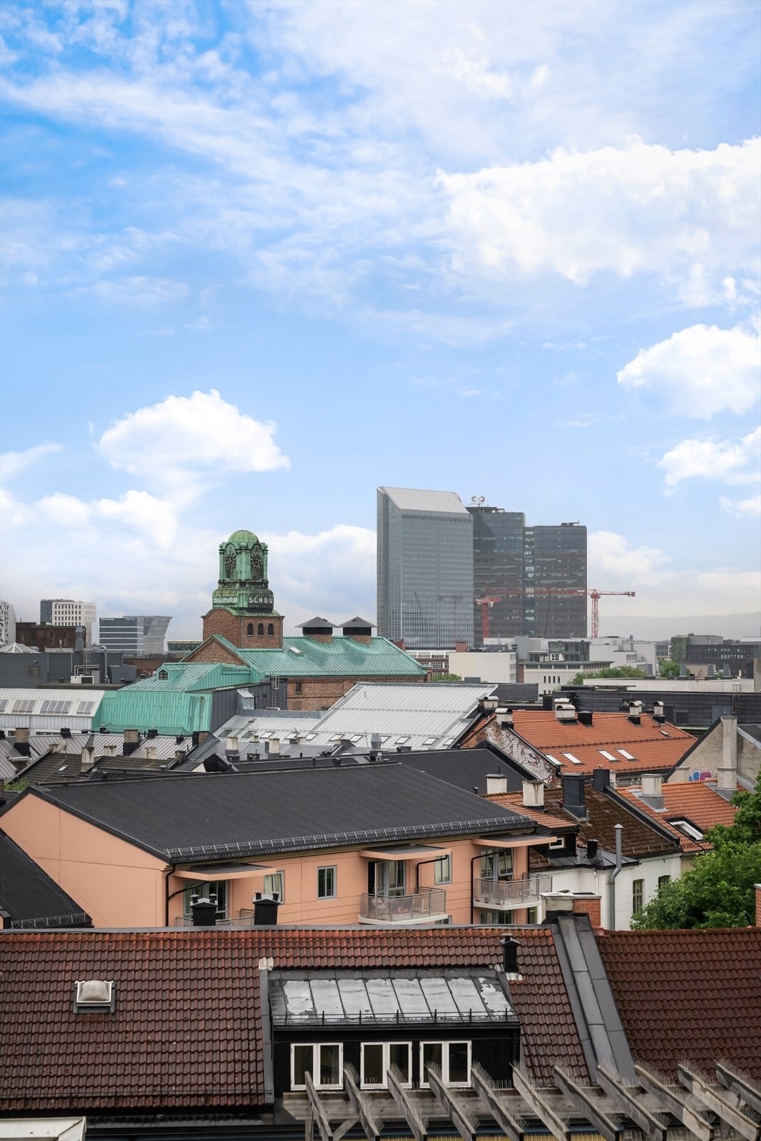 Fra leiligheten og fellesområdene har man utsikt over Grünerløkkas tak og gater. Galleribilde