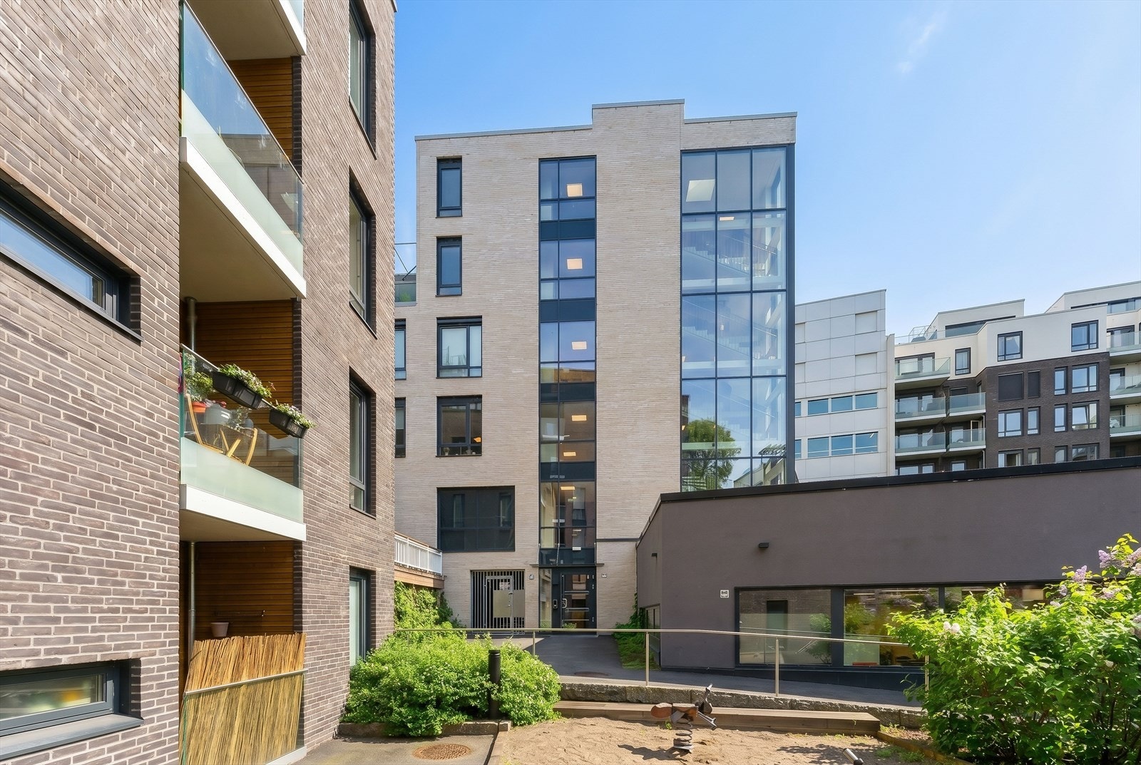 Moderne boligbygg fra 2021 med teglsteinsfasade og heisadkomst til alle etasjer. Galleribilde