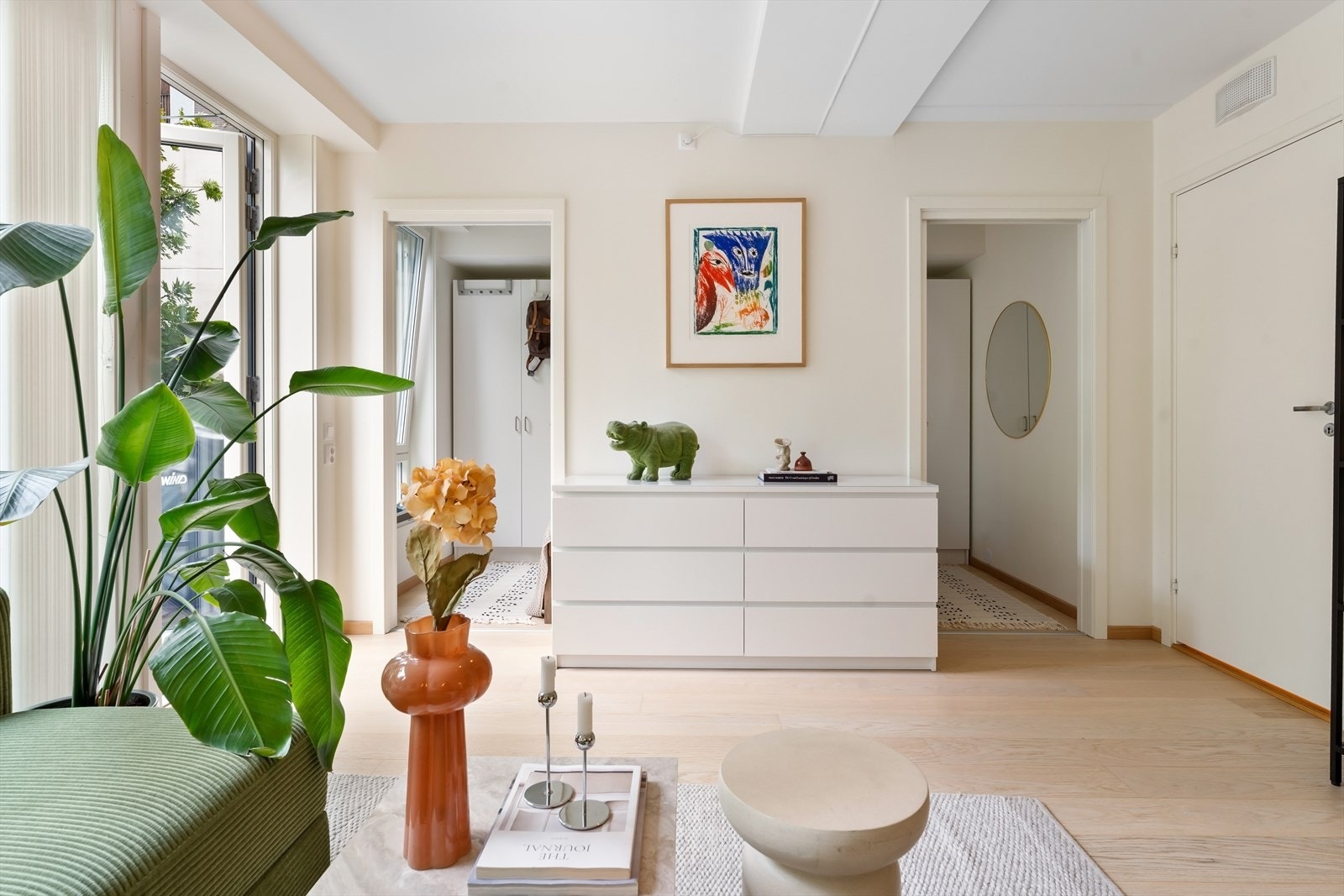Fra stuen er det adkomst til soverom og entré, som igjen leder til badet. Galleribilde