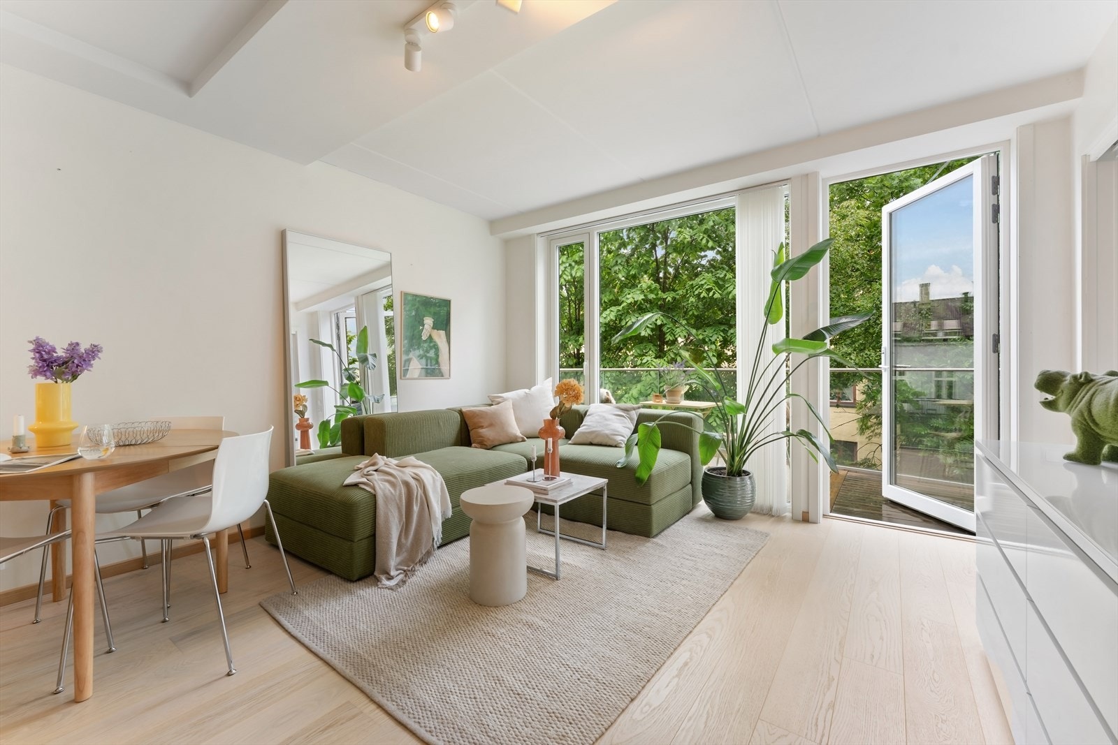 Stuen har plass til både sofagruppe og spisebord, med store vindusflater som gir rikelig med dagslys. Galleribilde