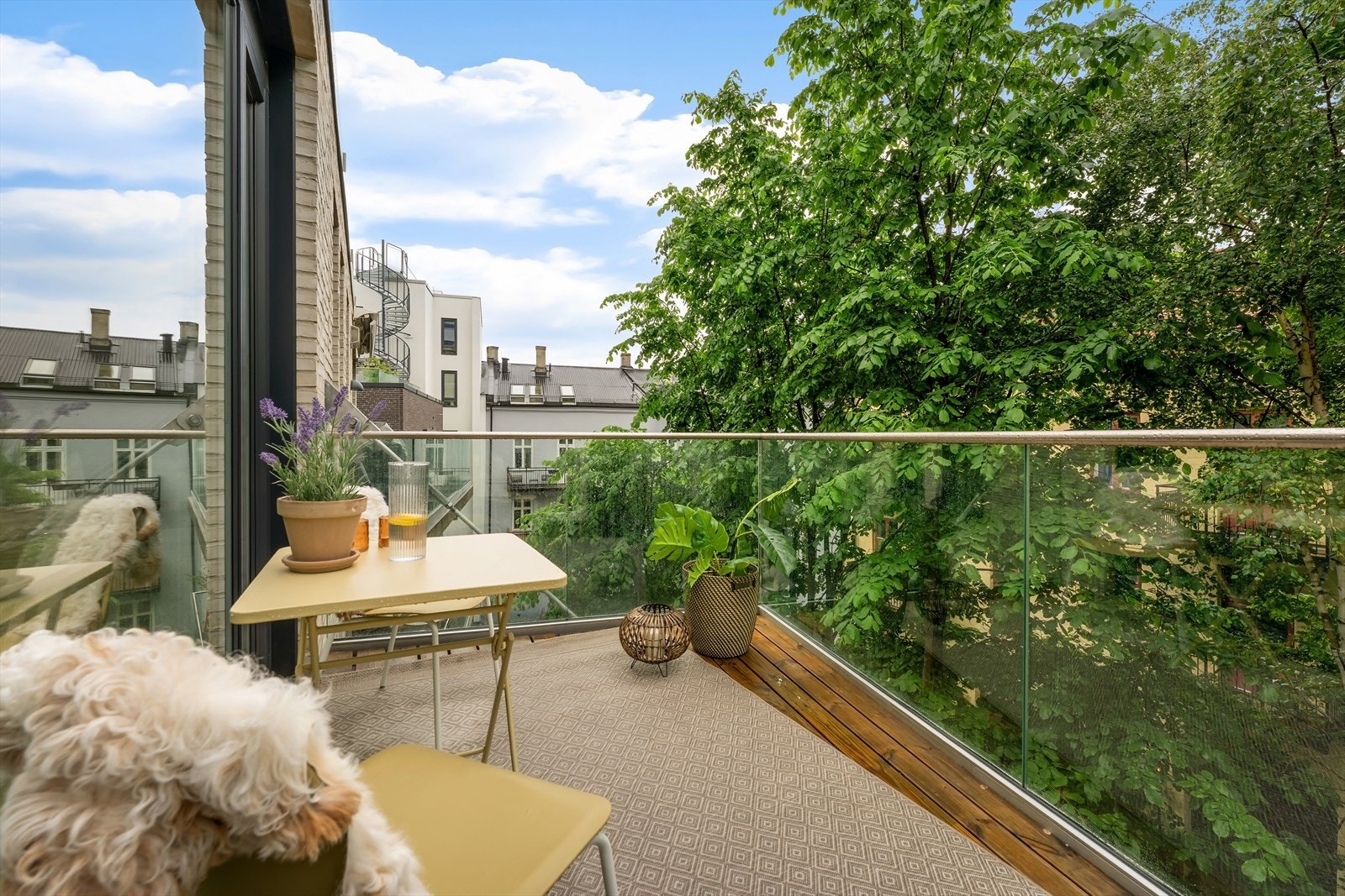 Den romslige balkongen vender mot den rolige, grønne bakgården og har god plass til en sittegruppe. Galleribilde