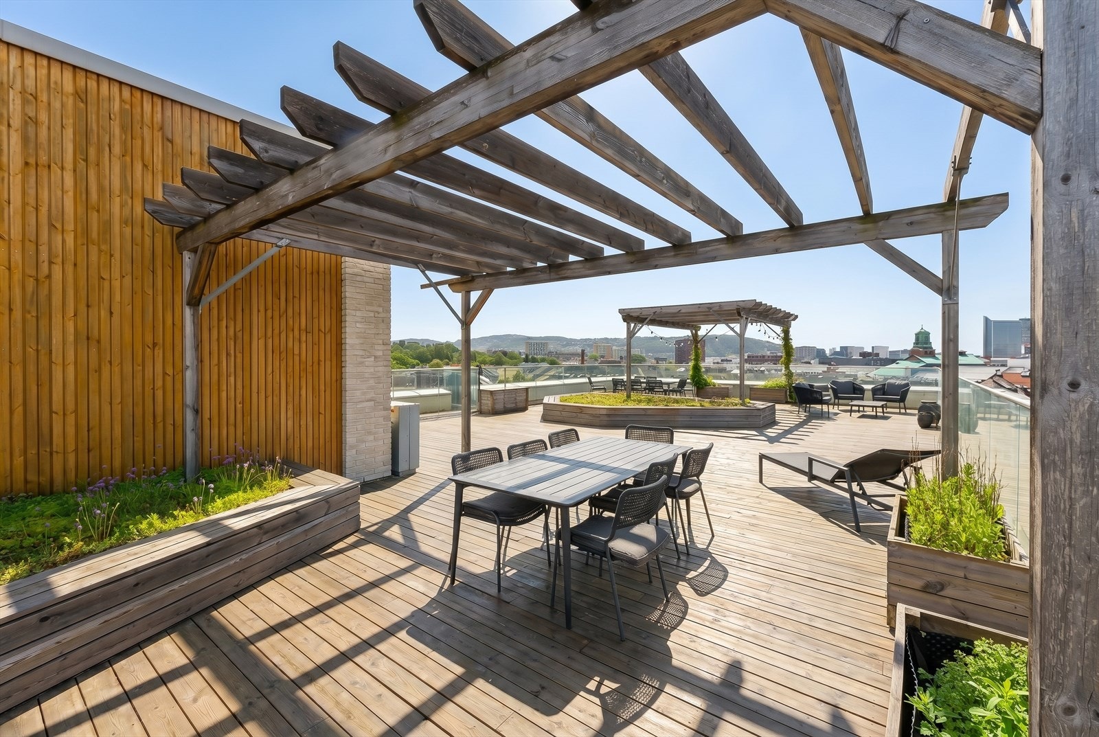 Sameiet har en stor, felles takterrasse med flere sittegrupper og pergola. Galleribilde