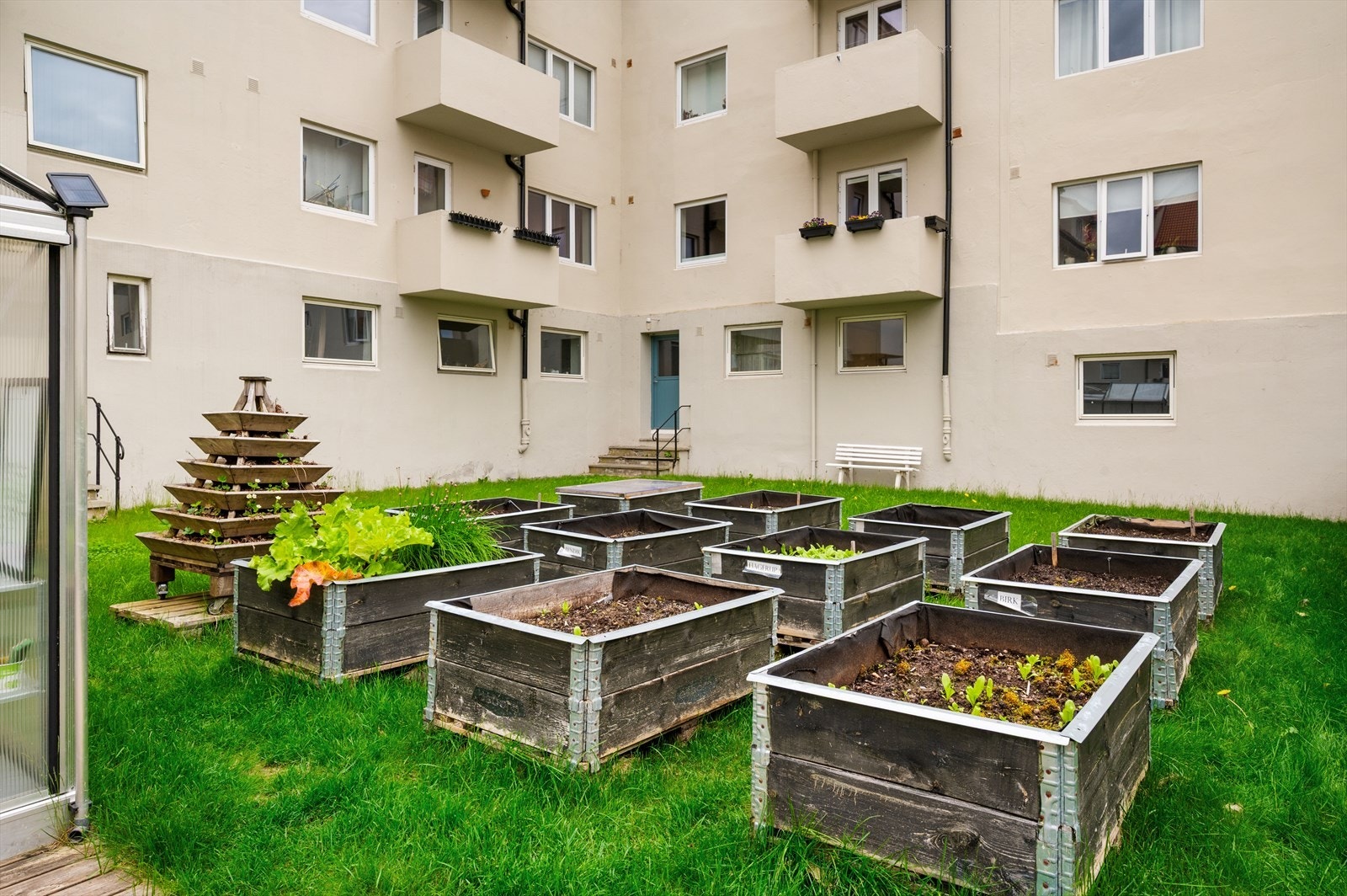 - Hyggelige fellesarealer som er opparbeidet med interne veier, grøntarealer, grønsakshage og diverse prydbusker/beplantning - Galleribilde