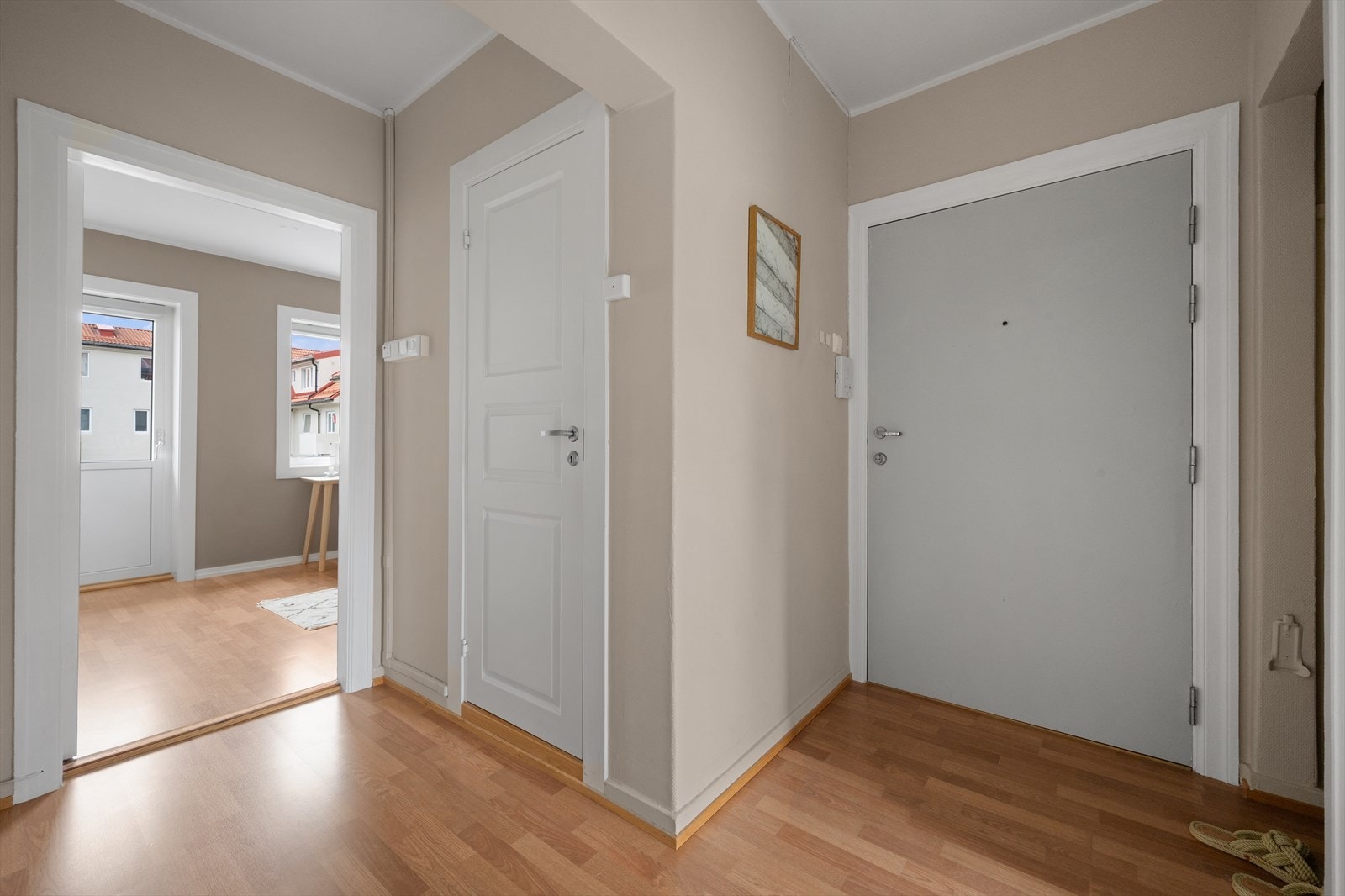 - Du blir ønsket velkommen hjem til en lys og trivelig gang. Svært godt førsteinntrykk av leiligheten! - Galleribilde