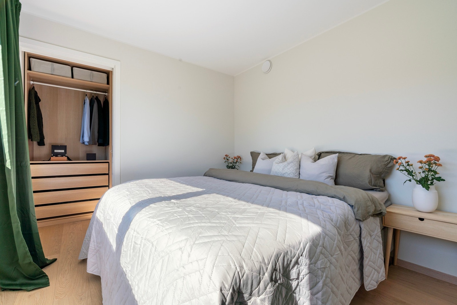 Soverommet er på 10.4 m² og har skyvedør til walt-in-closet på 4.1 m² Galleribilde