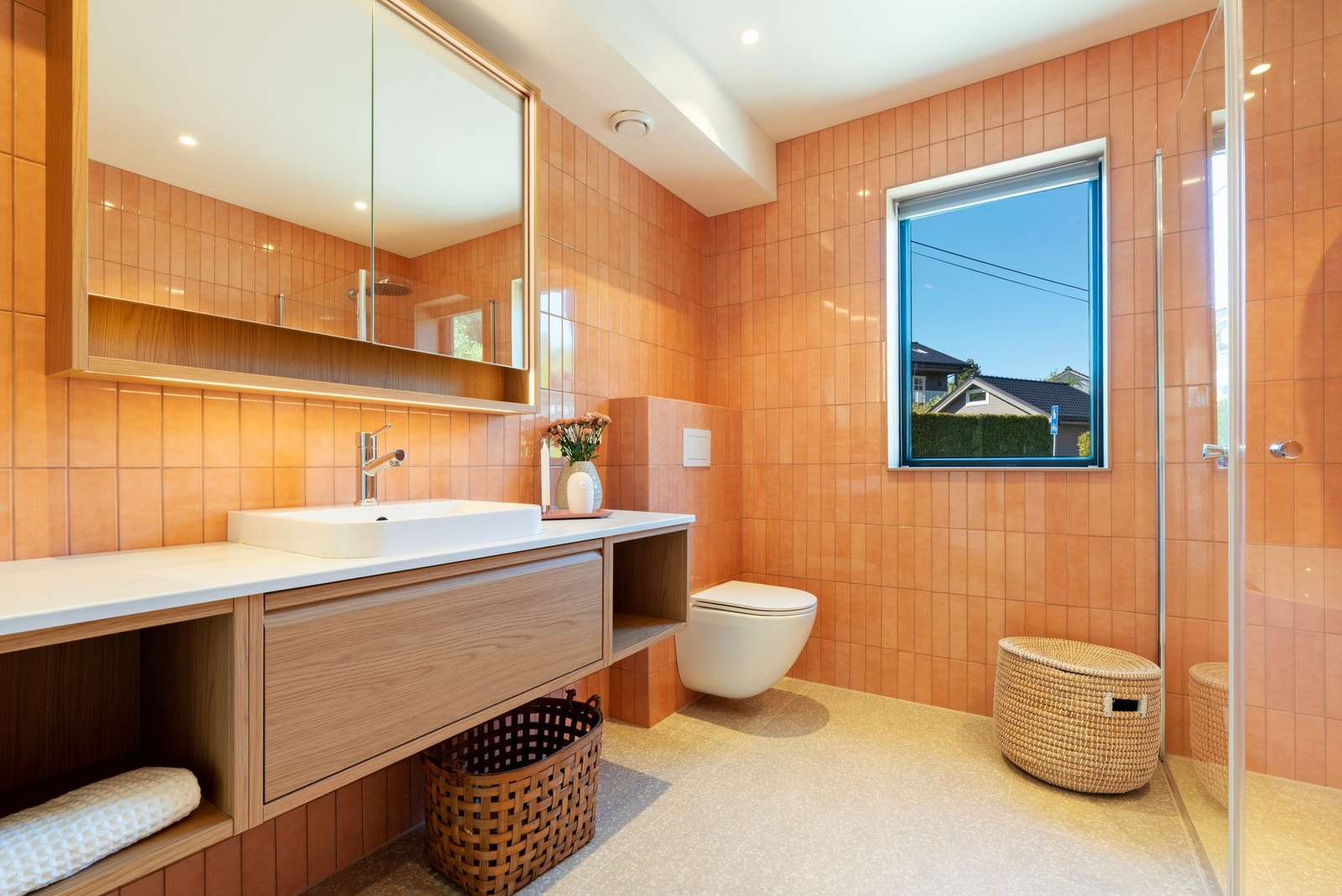Huset har to baderom, ett i hver etasje i tillegg til separat vaskerom| Bildet viser badet i 2. etasje som er i tilknytning til master bedroom Galleribilde