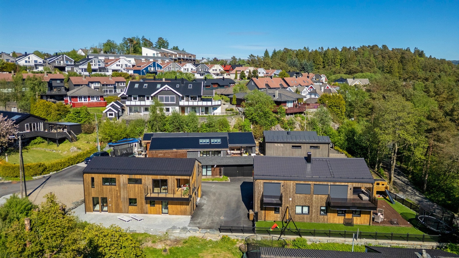 Fint boligtun beliggende like ved Skranevatnet Galleribilde
