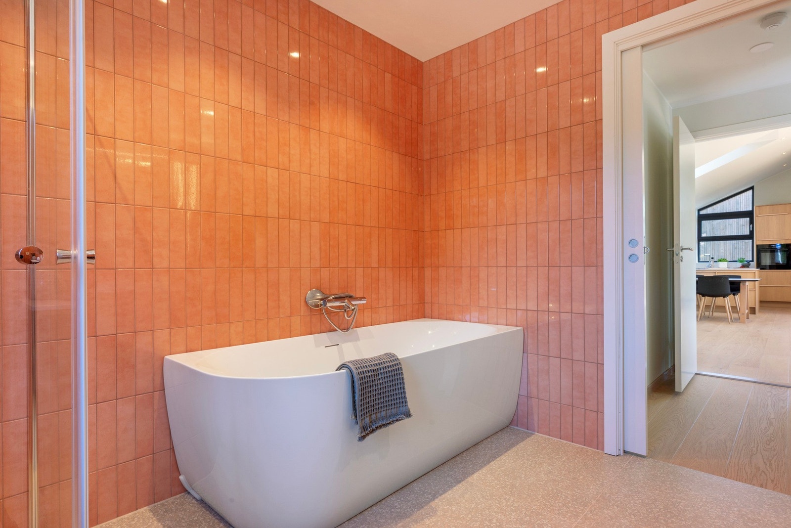 Her er det både badekar og dusjsone | Badene har - tile insert sluk - som gjør at sluket "forsvinner" visuelt og gir et mer estetisk pent uttrykk Galleribilde
