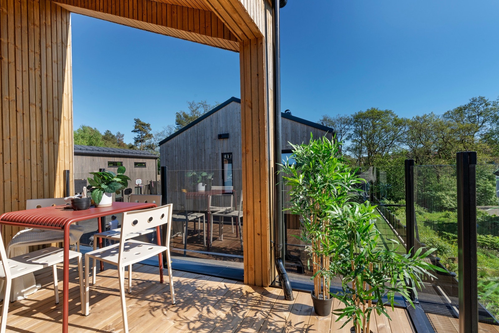 Her er god plass til spisebord, grill og beplantning Galleribilde