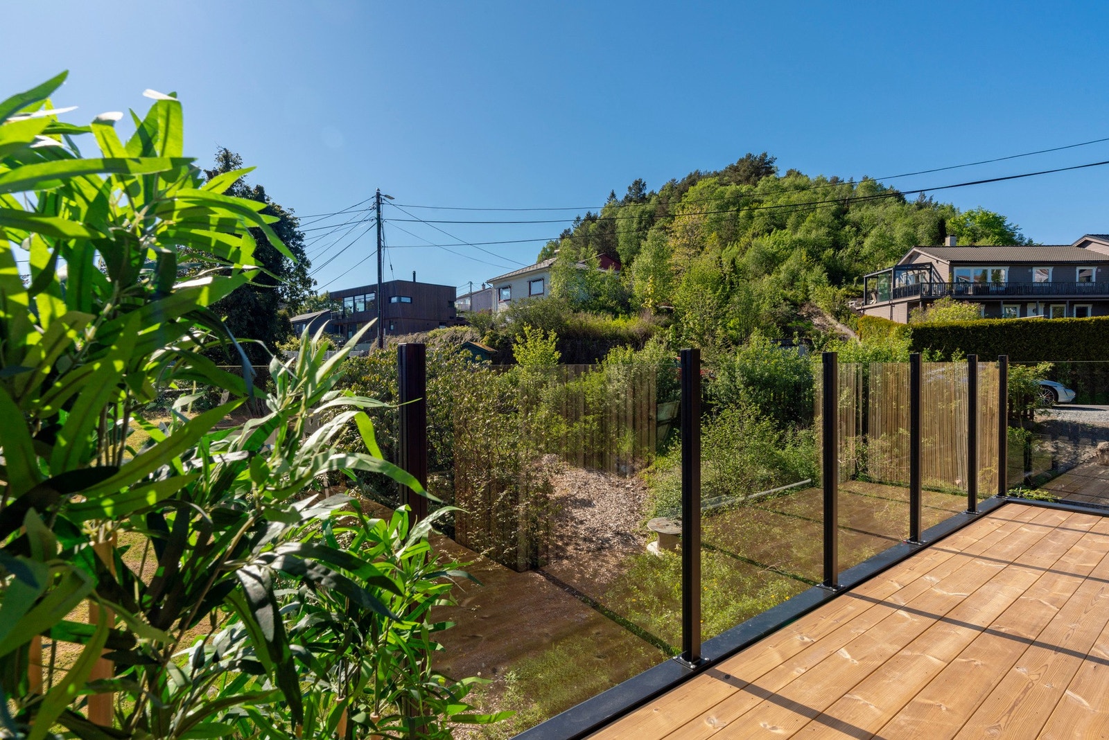 Terrassebord er av typen Termowood | Rekkverk utført med aluminiumssøyler og glassfelt | Rekkverkshøyde er målt til 1,04 meter Galleribilde