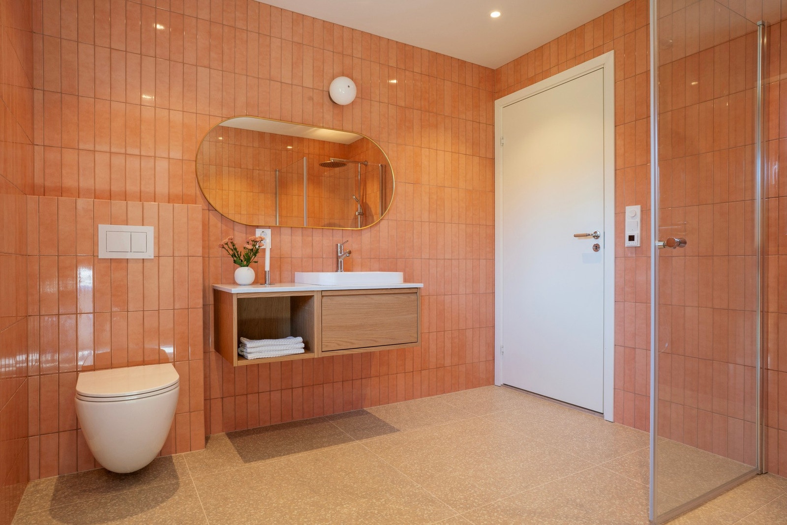 Begge badene har 80 x 80 fliser på gulvet, varmekabler og innfelt downlights i taket | Italienske fliser på gulv og vegger fra samme leverandør Galleribilde