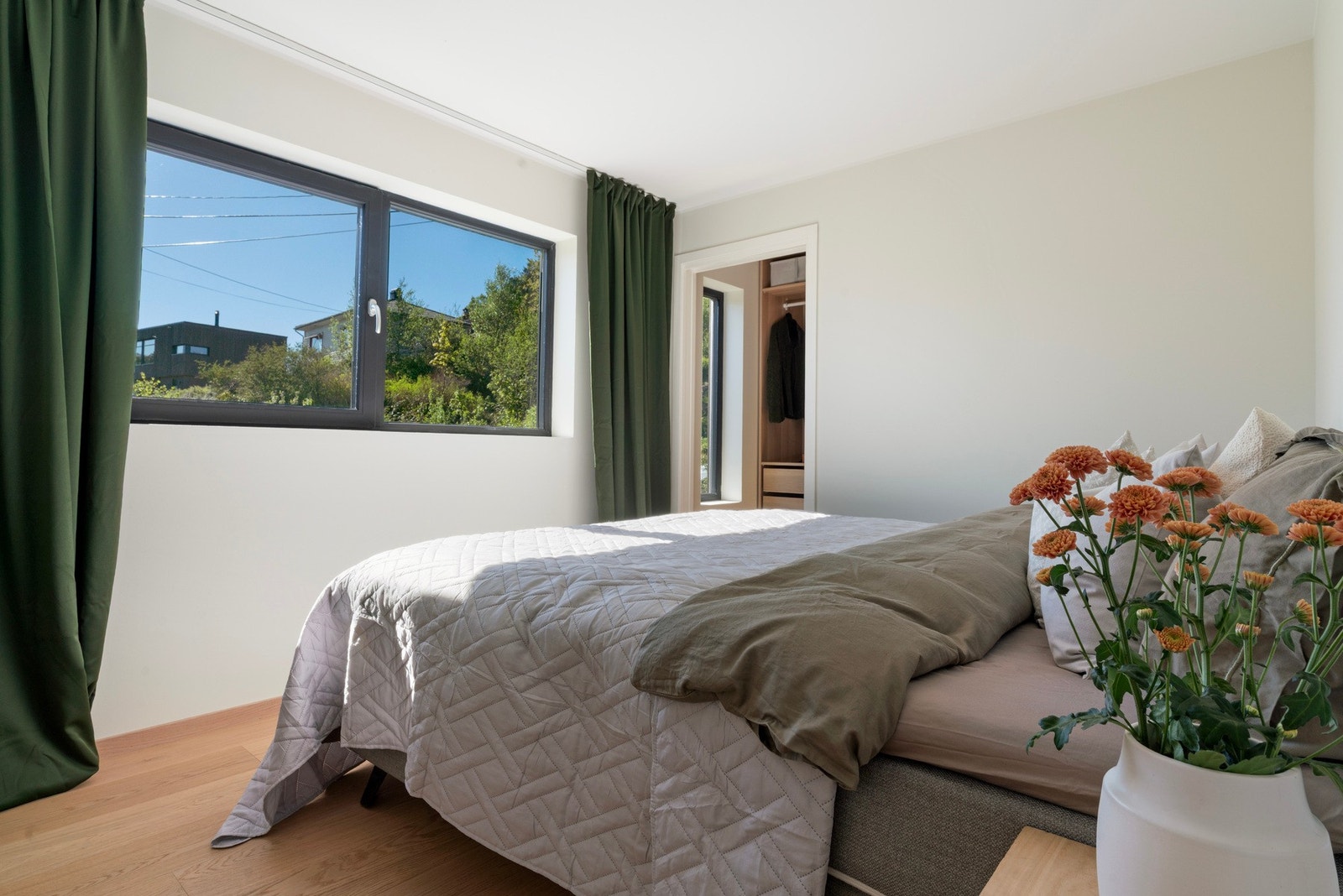 Fra mellomgang i hovedetasjen er det skyvedør til Master bedroom Galleribilde