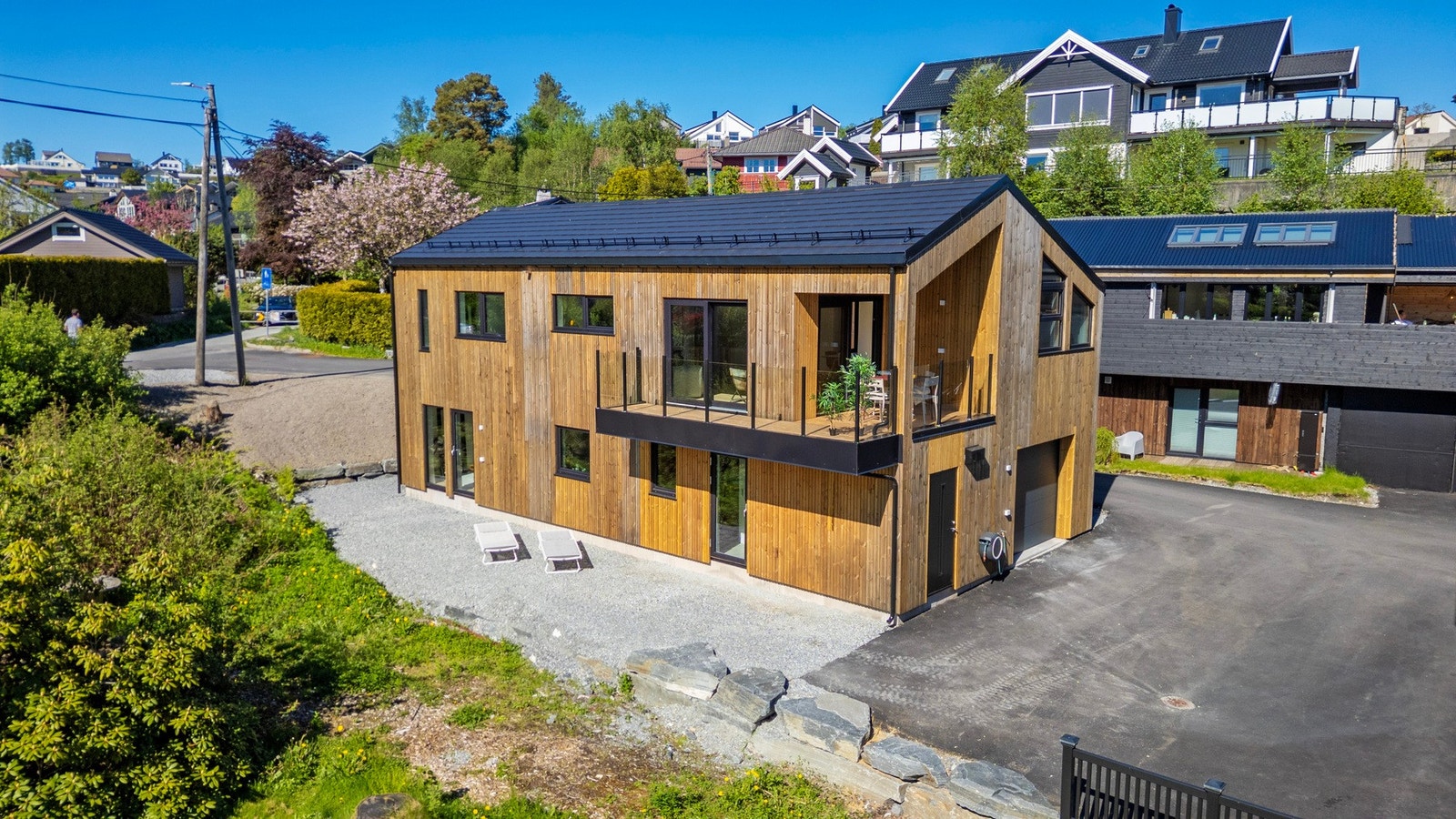 Huset har integrert garasje på 21,4 m² | Her kan du gå tørrskodd fra isolert garasje til huset | Ved siden av garasjen er det dør til bod på 5,0 m² Galleribilde