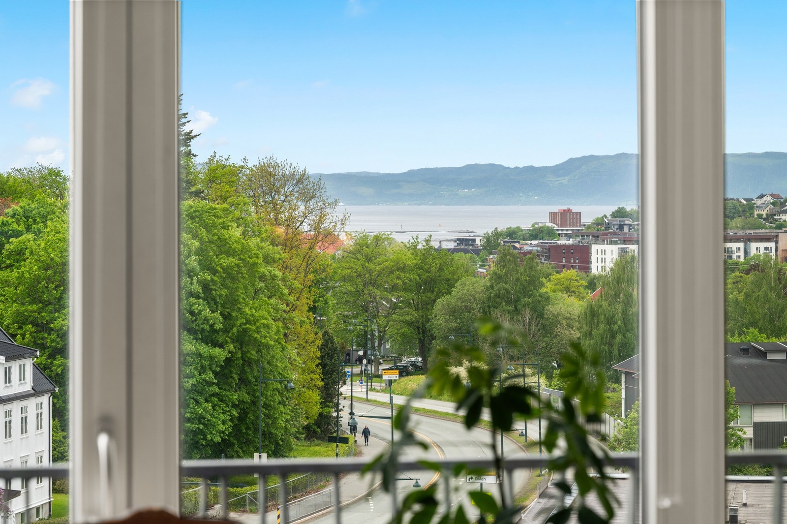 Leiligheten har moderne fasiliteter som fjernvarme, balansert ventilasjon og parkering i felles parkeringsanlegg. Galleribilde