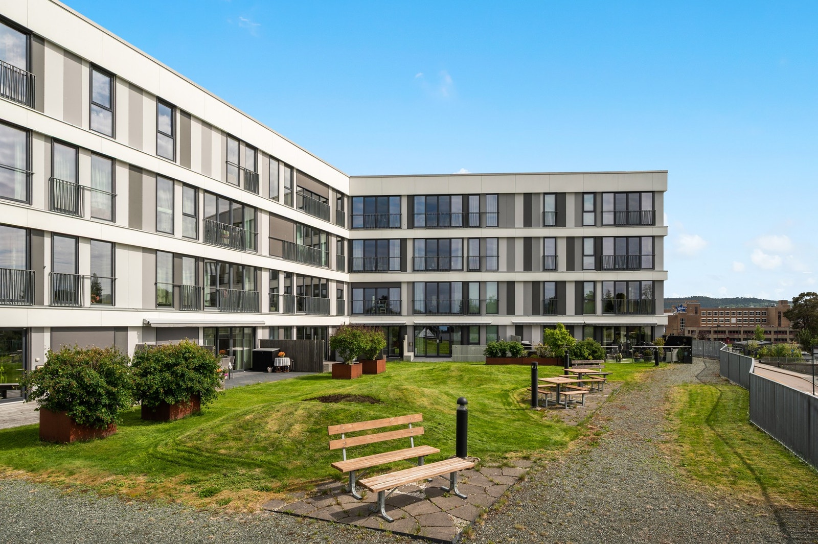 Stor, solrik takterrasse med flotte grøntareal som er felles for beboerne i sameiet Galleribilde