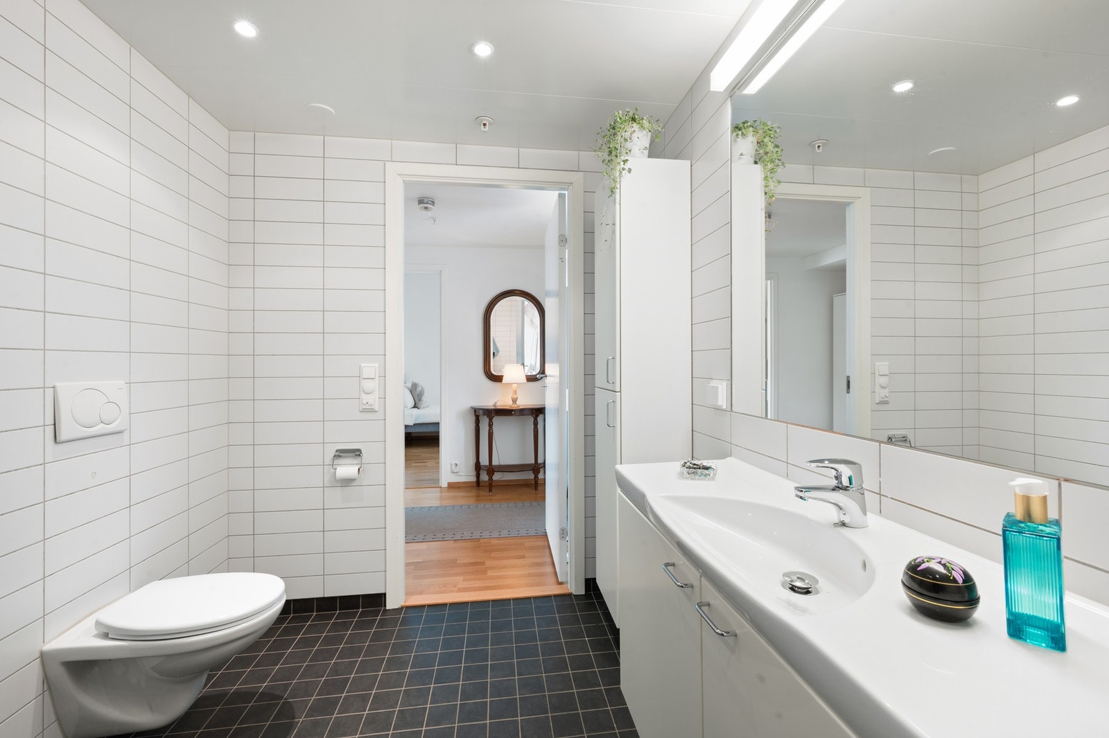 Badet har en brukervennlig utforming og det belyses av downlights i himling. Galleribilde