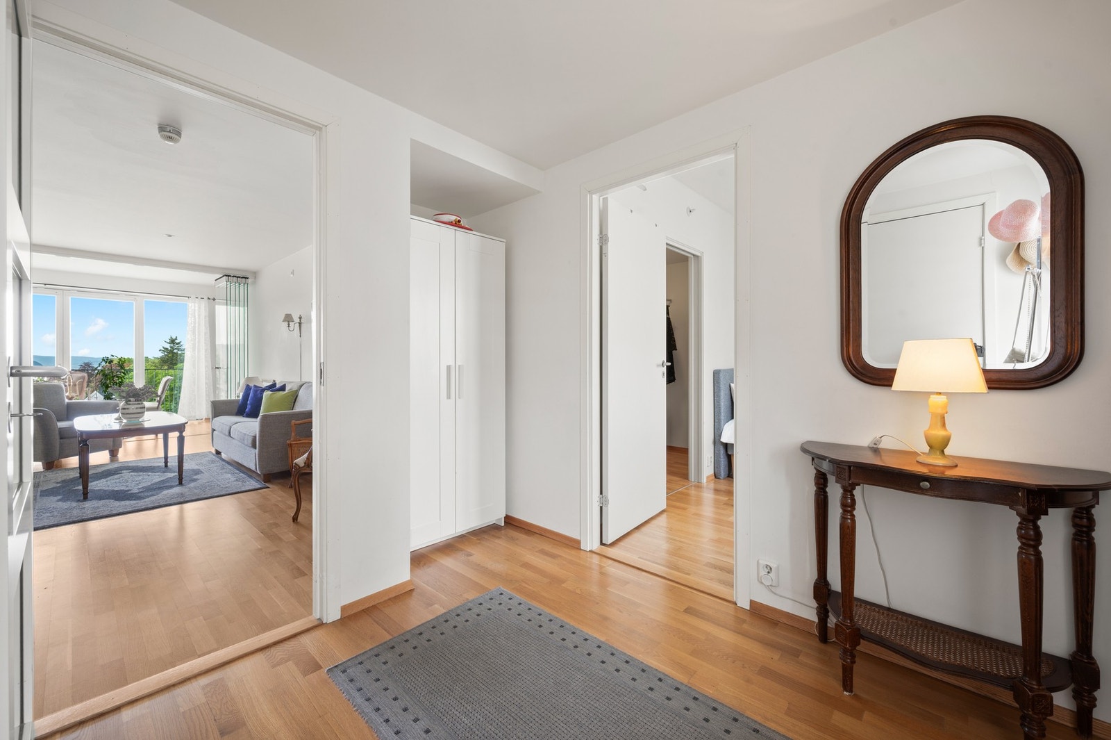 Entrè med god plass for sko og yttertøy. Garderobeskap på gangen medfølger i handelen. Galleribilde