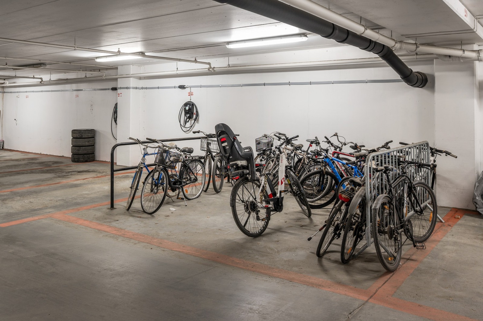 Felles sykkelparkering. Galleribilde