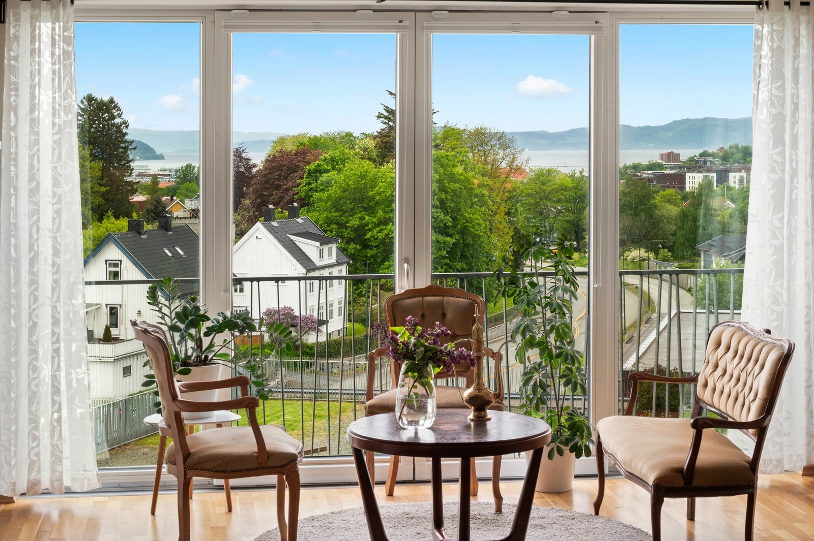 Fra stuen og helårsverandaen har man en flott utsikt. Galleribilde